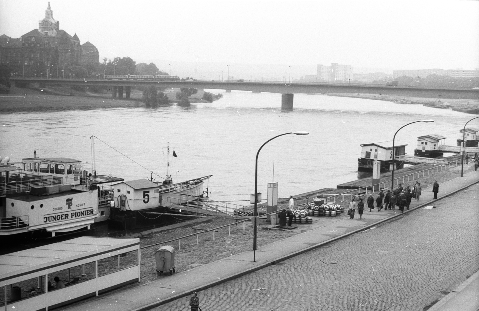 Germany, Dresden, a Terrassenufer a Brühlsche Terrasse-ról nézve. Szemben a Carolabrücke, balra a Sächsische Staatskanzlei., 1975, Berkó Pál, ship, GDR, Junger Pionier-ship, river, Fortepan #79030