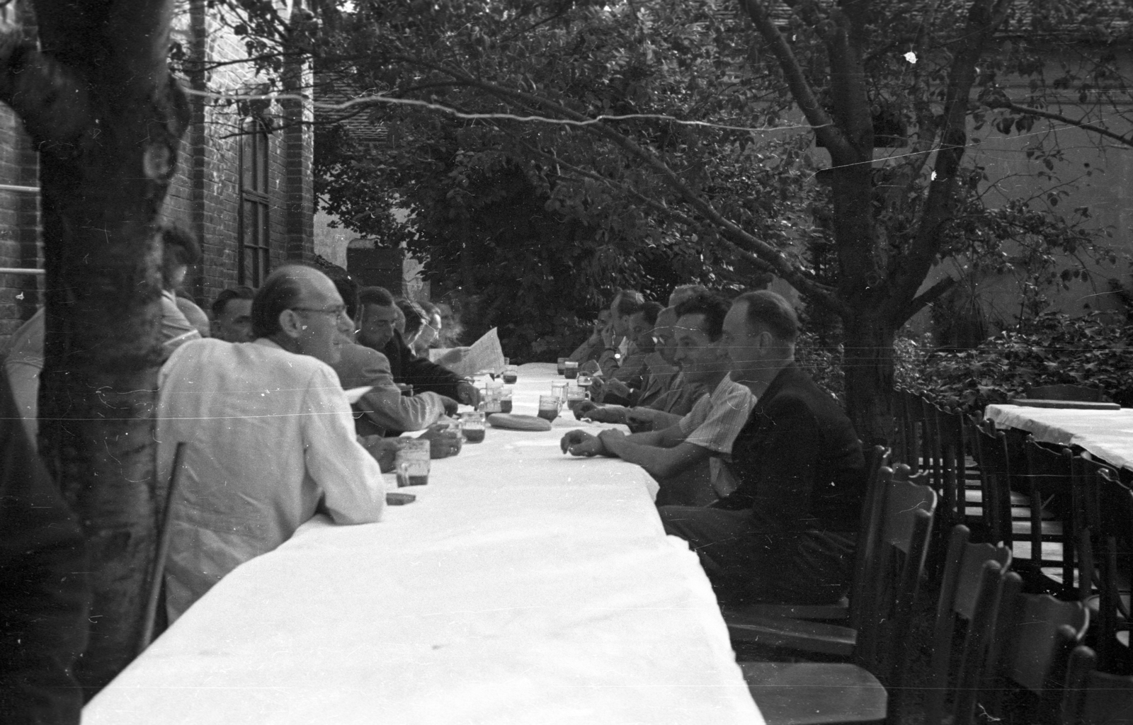 1947, Berkó Pál, table, men, yard, glass, Fortepan #79034