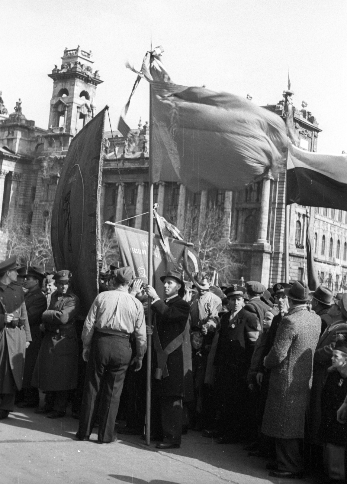 Magyarország, Budapest V., Kossuth Lajos tér, március 15-i ünnepség a Parlamentnél. Háttérben az Igazságügyi Palota., 1947, Berkó Pál, Hauszmann Alajos-terv, eklektikus építészet, Budapest, tömeg, zászló, Fortepan #79042