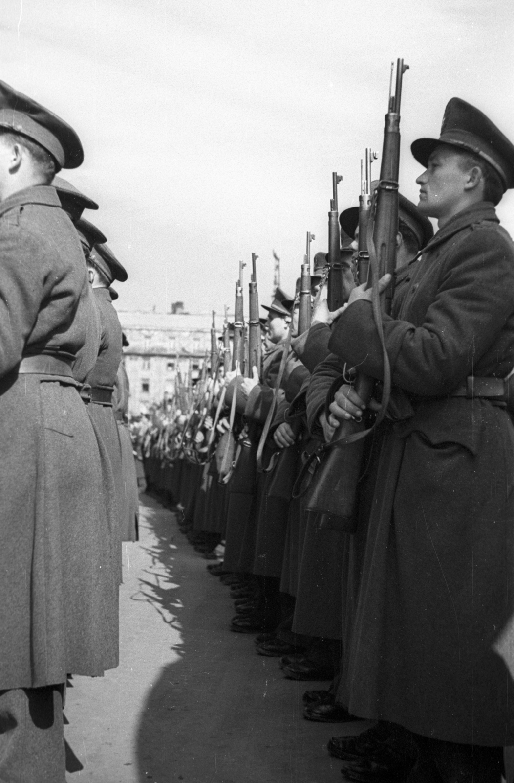 Hungary, Budapest V., Kossuth Lajos tér, március 15-i ünnepség a Parlamentnél., 1947, Berkó Pál, cop, gun, Budapest, Fortepan #79044