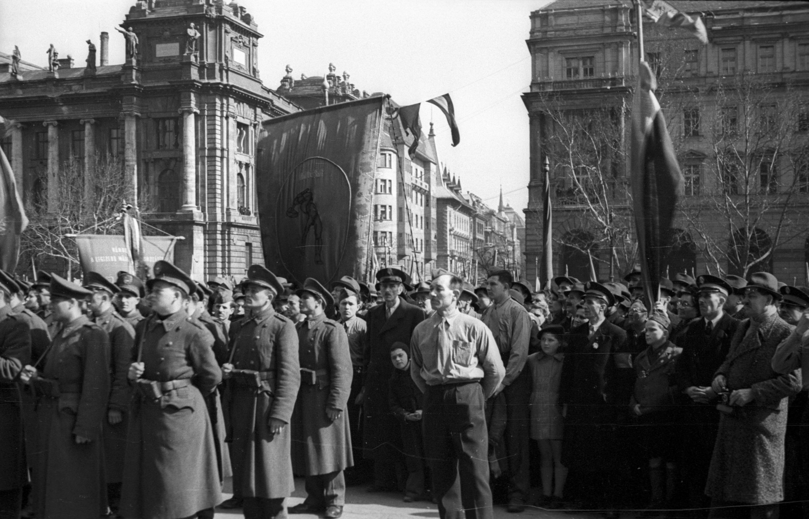 Hungary, Budapest V., Kossuth Lajos tér, március 15-i ünnepség a Parlamentnél, háttérben az Alkotmány utca torkolata., 1947, Berkó Pál, cop, Budapest, mass, Fortepan #79045