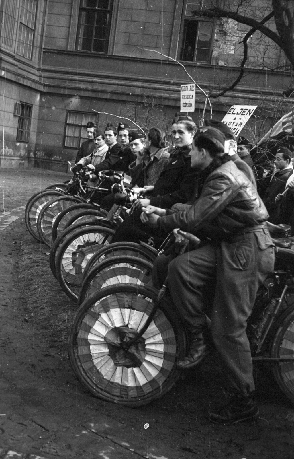Hungary, Budapest VIII., Múzeumkert, március 15-i ünnepség résztvevői., 1947, Berkó Pál, Budapest, bicycle, youth, cockade, decoration, hubcap, leather jacket, Fortepan #79051