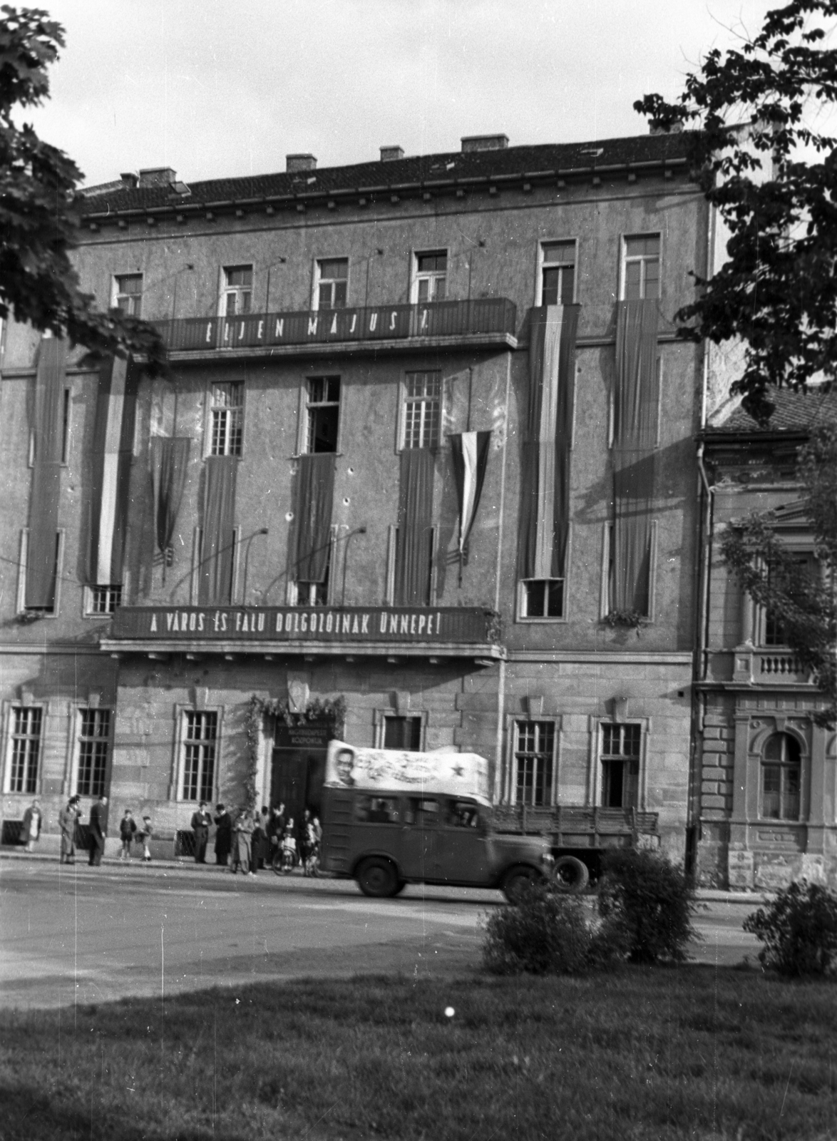Magyarország, Budapest VIII., II. János Pál pápa (Tisza Kálmán) tér 27., MKP székház., 1946, Berkó Pál, felirat, Budapest, automobil, politikai dekoráció, Fortepan #79069