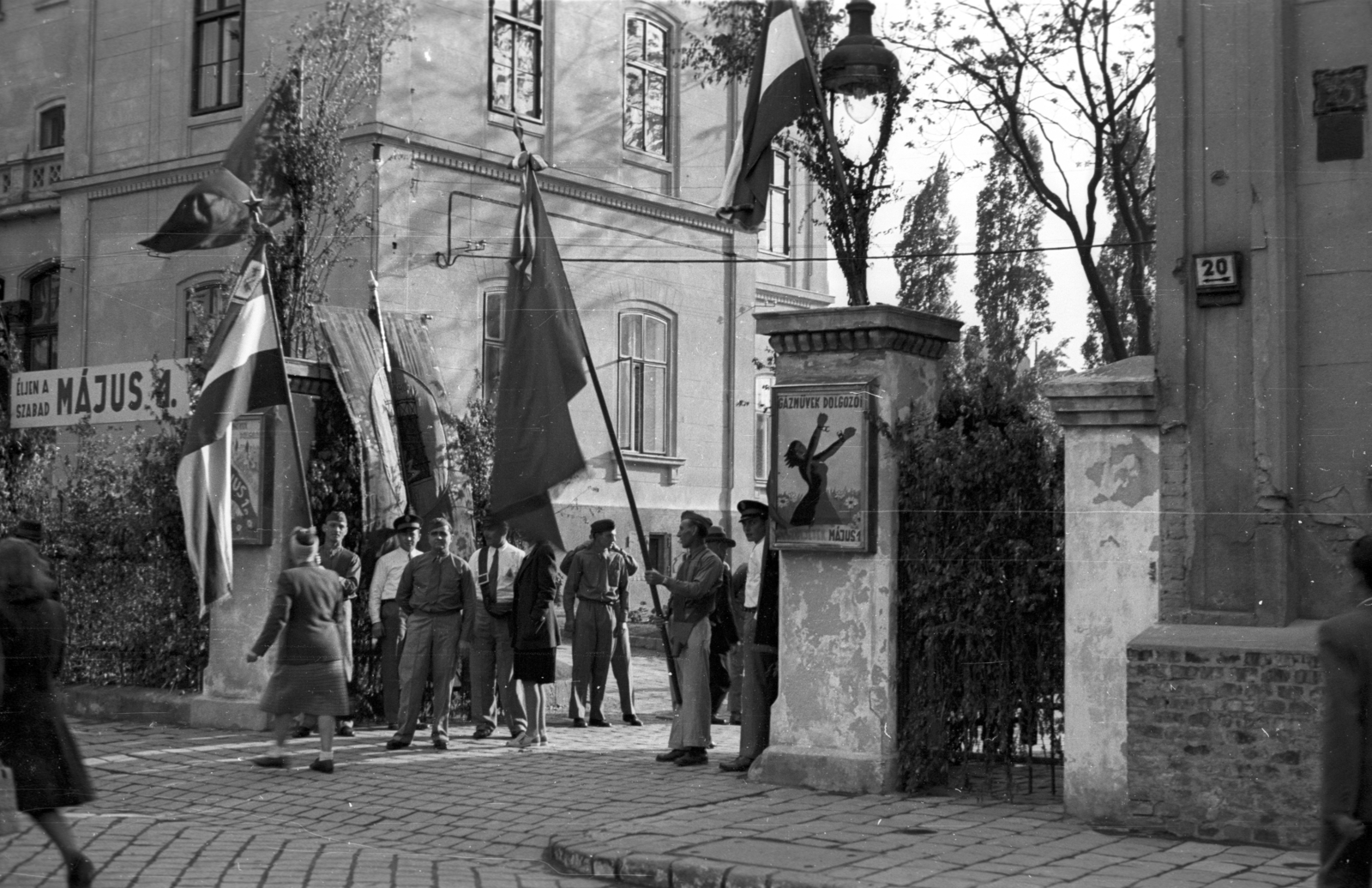 Magyarország, Budapest VIII., II. János Pál pápa (Tisza Kálmán) tér 20., Budapest Székesfőváros Gázmüvei., 1946, Berkó Pál, május 1, gázművek, Budapest, katona, zászló, plakát, házszám, Fortepan #79070