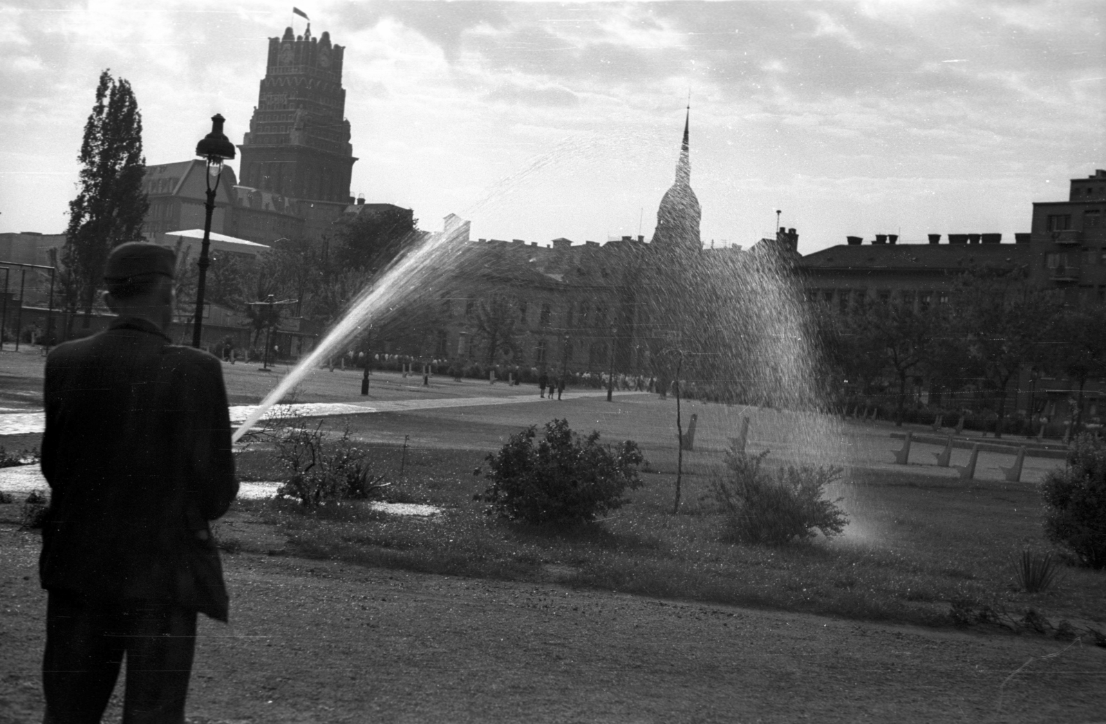 Magyarország, Budapest VIII., II. János Pál pápa (Tisza Kálmán) tér a Dologház utca és a Kun utca felé nézve. Háttérben a az OTI székház tornya., 1946, Berkó Pál, locsolás, Budapest, park, Fortepan #79074