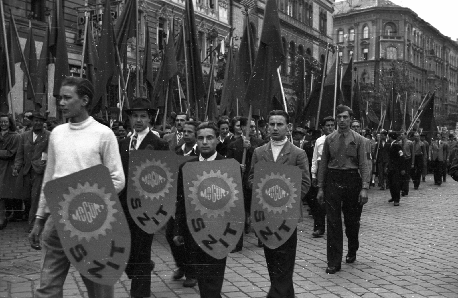 Magyarország, Budapest VIII., József körút a Blaha Lujza térnél. Háttérben balra a Népszínház utca torkolata. Május 1-i felvonulás., 1947, Berkó Pál, Budapest, Fortepan #79077