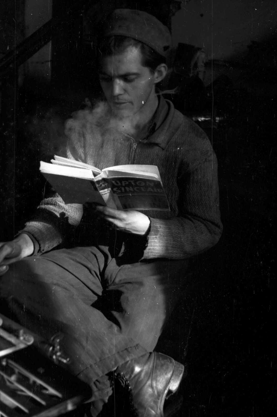 1946, Berkó Pál, olvasás, átvetett láb, Fortepan #79098