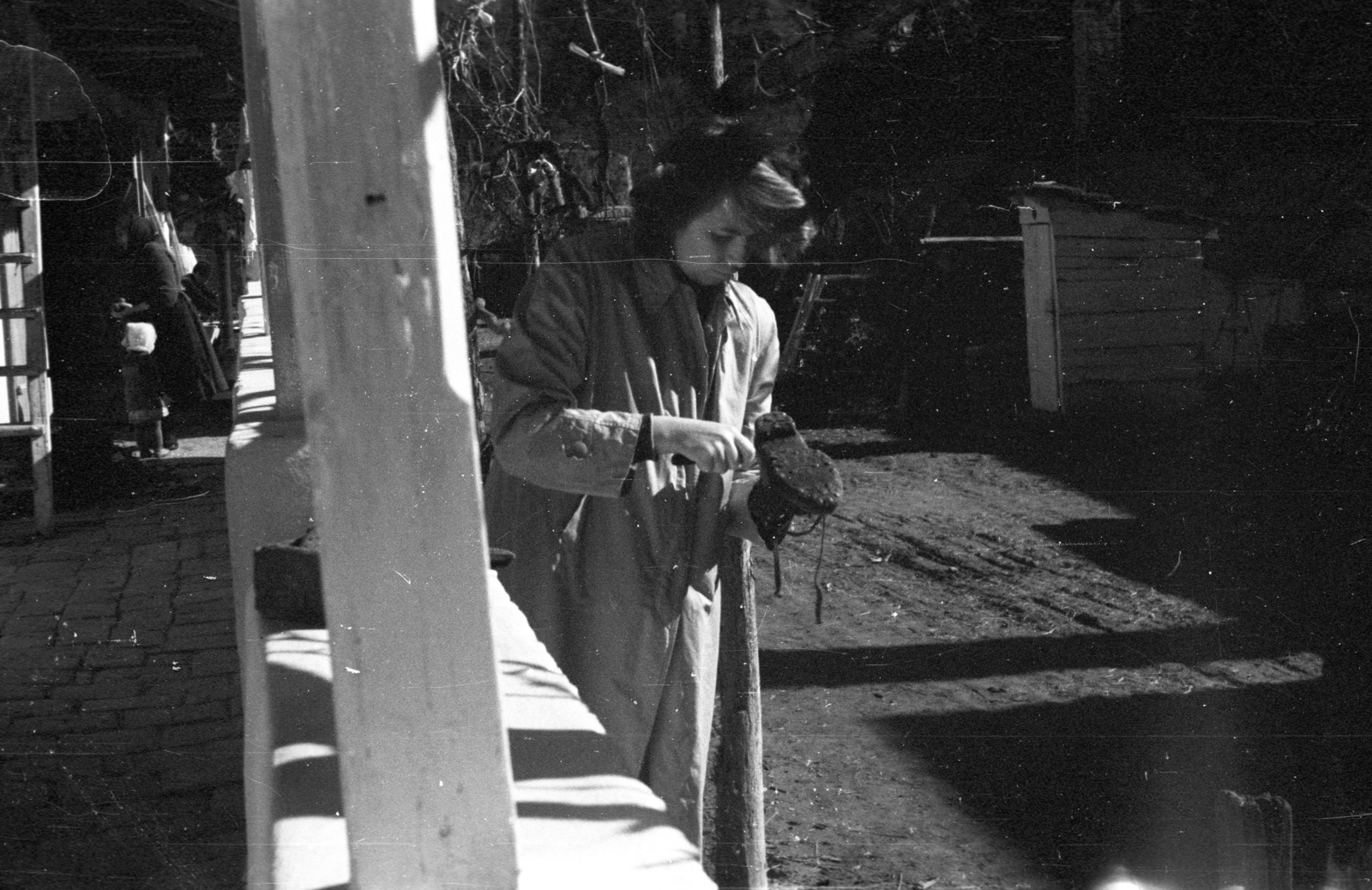 1947, Berkó Pál, shoe polishing, porch, coat, lady, yard, shoe, Fortepan #79100