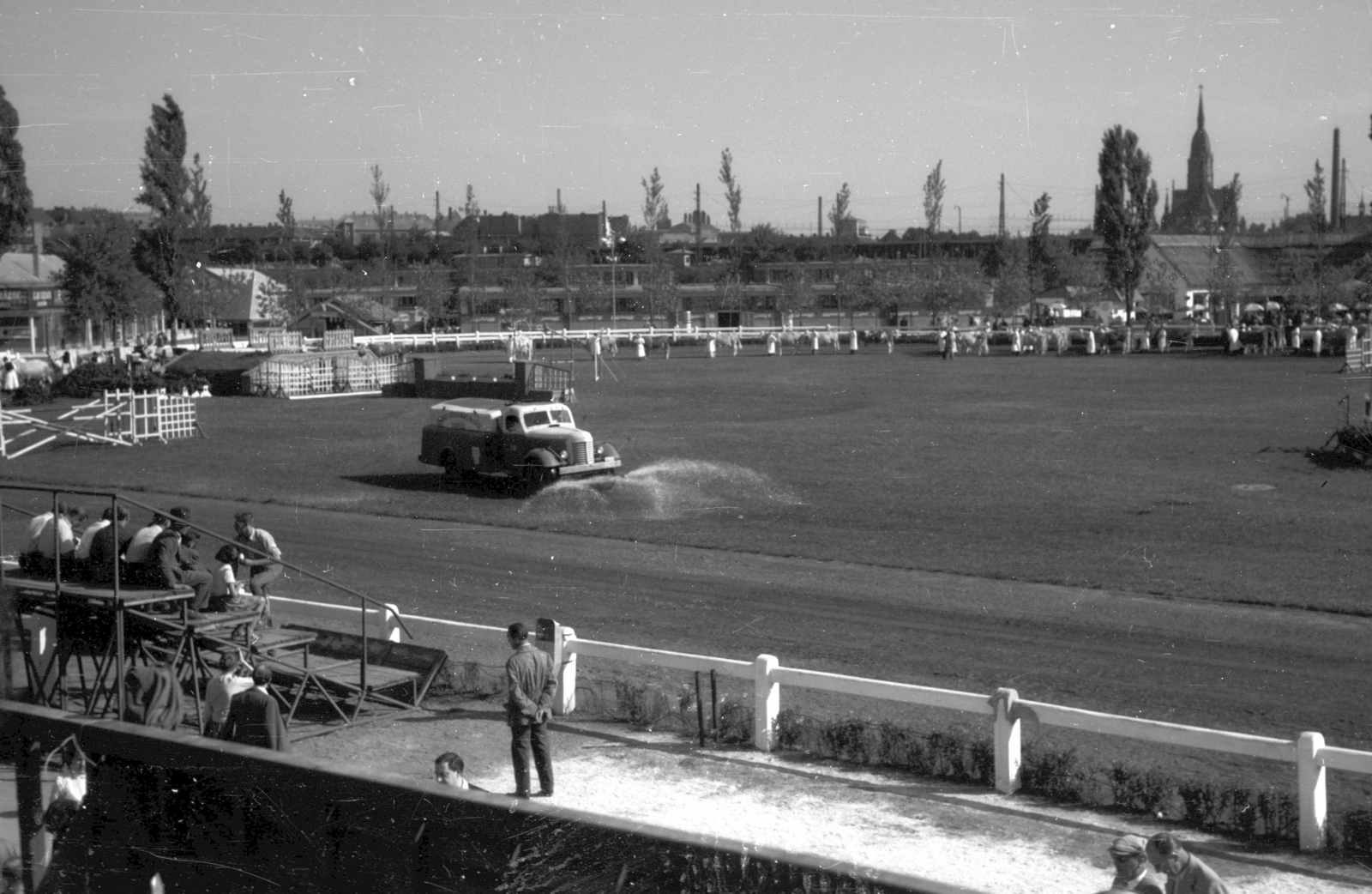 Hungary, Budapest X., Albertirsai út, Mezőgazdasági kiállítás lovaspályája. Háttérben a kőbányai Szent László-templom., 1948, Berkó Pál, audience, pitch, equestrian sports, Budapest, Fortepan #79109