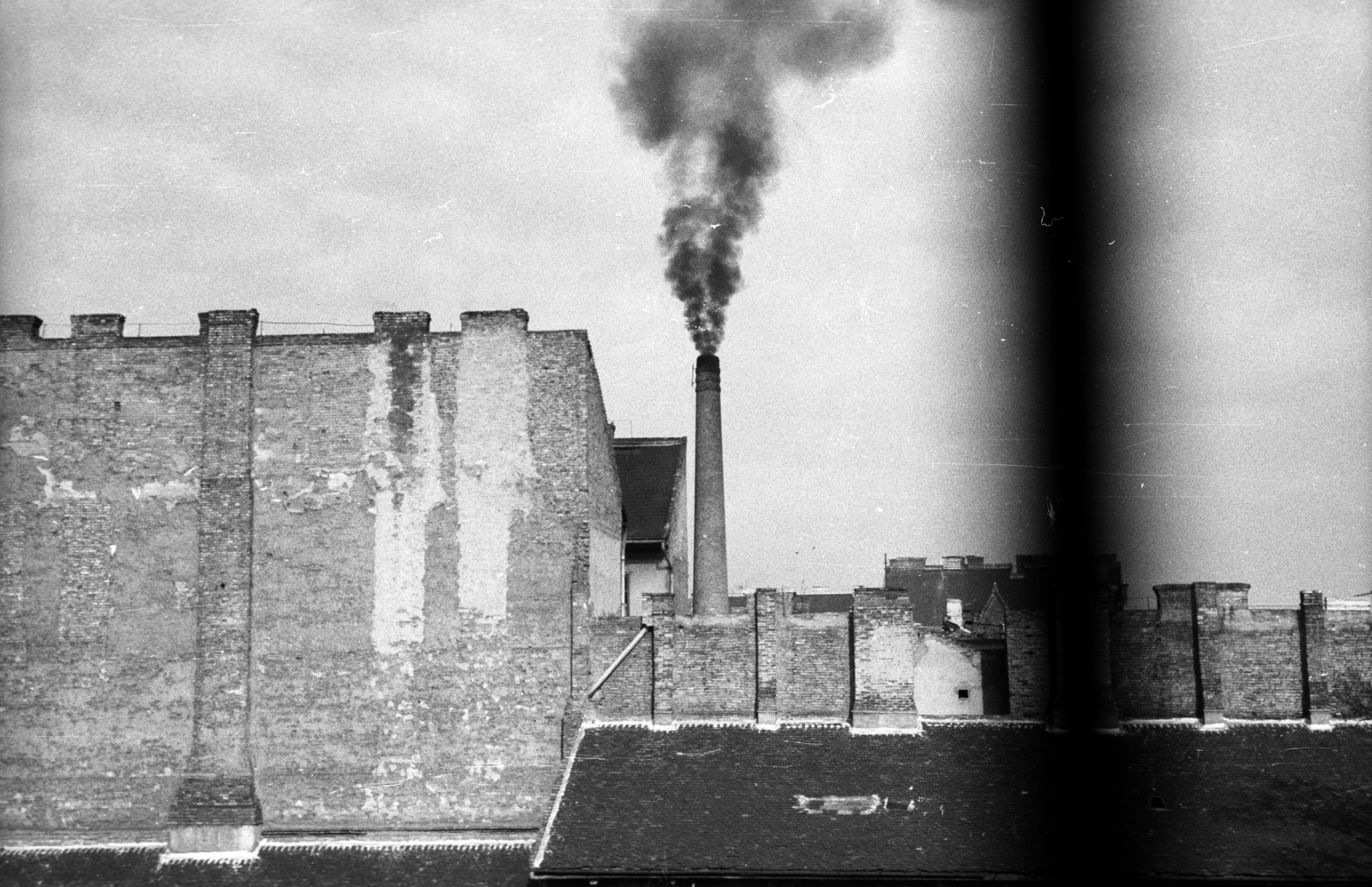 Hungary, Budapest VIII., a Bródy Sándor utca 17. tűzfala a Szentkirályi utca 24-24. számú házból nézve. Szemben a Horánszky (Makarenko) utca 5. udvarán a Fővárosi Patyolat Vállalat kéménye., 1959, Berkó Pál, chimney, smoke, Budapest, Fortepan #79114