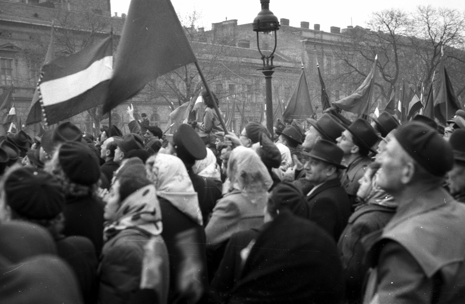 Hungary, Budapest VIII., II. János Pál pápa (Köztársaság) tér, az MSZMP nagygyűlése a párt Budapesti Bizottságának székháza előtt, 1957. március 29-én. Háttérben a tér házsora a Kenyérmező utca és a Berzsenyi utca között., 1957, Berkó Pál, Budapest, mass, Fortepan #79118