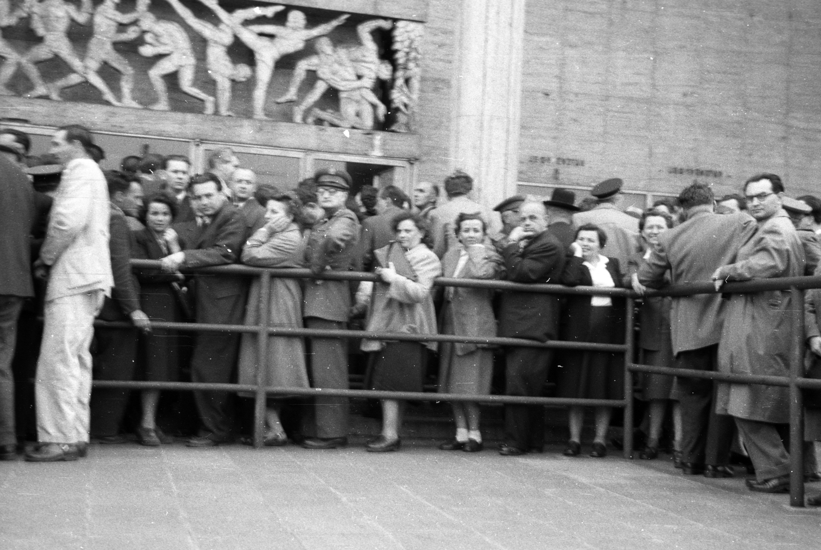 Magyarország, Budapest XIV., Istvánmezei út 3-5. Nemzeti Sportcsarnok (később Gerevich Aladár Nemzeti Sportcsarnok). Az 1956. május 18-án tartott budapesti pártaktíva ülés résztvevői., 1956, Berkó Pál, Budapest, korlát, várakozás, tömeg, dombormű, Fortepan #79127