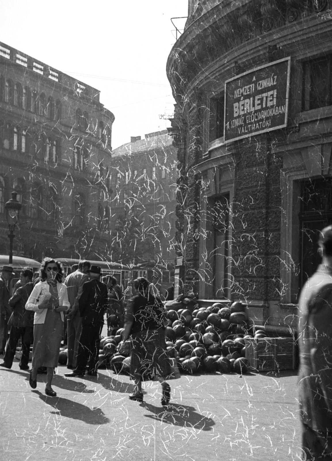 Hungary, Budapest VIII., Blaha Lujza tér, Nemzeti Színház, háttérben a Népszínház utca torkolata., 1959, Berkó Pál, melon, damaged photo, Budapest, Fortepan #79129