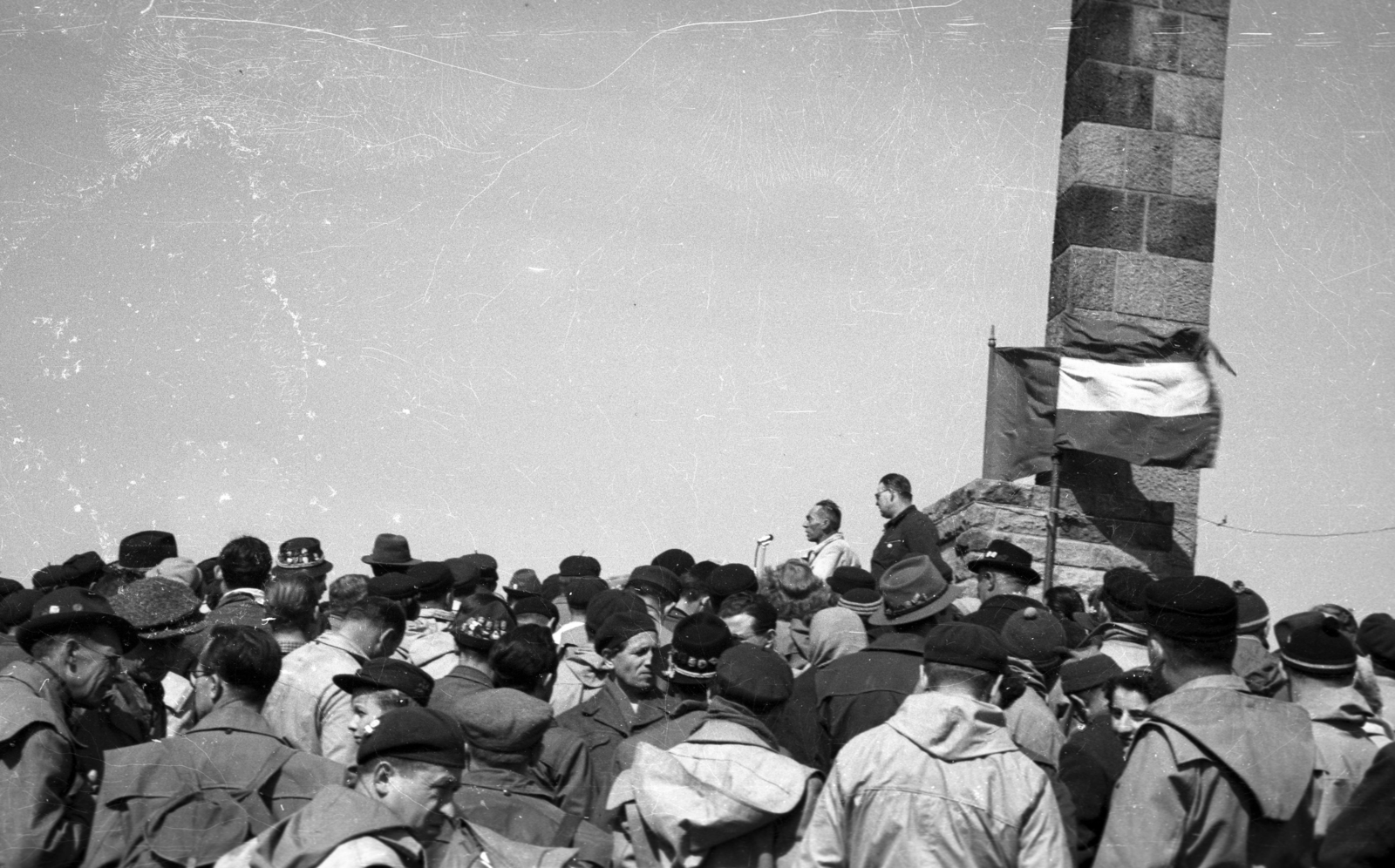 Hungary, Vörös-kő, április 4-i emléktúra, természetbarát találkozó., 1955, Berkó Pál, flag, audience, Fortepan #79142