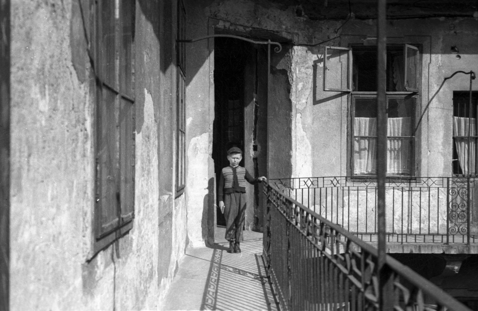 1956, Berkó Pál, courtyard balcony, cardigan, teenager, Fortepan #79146