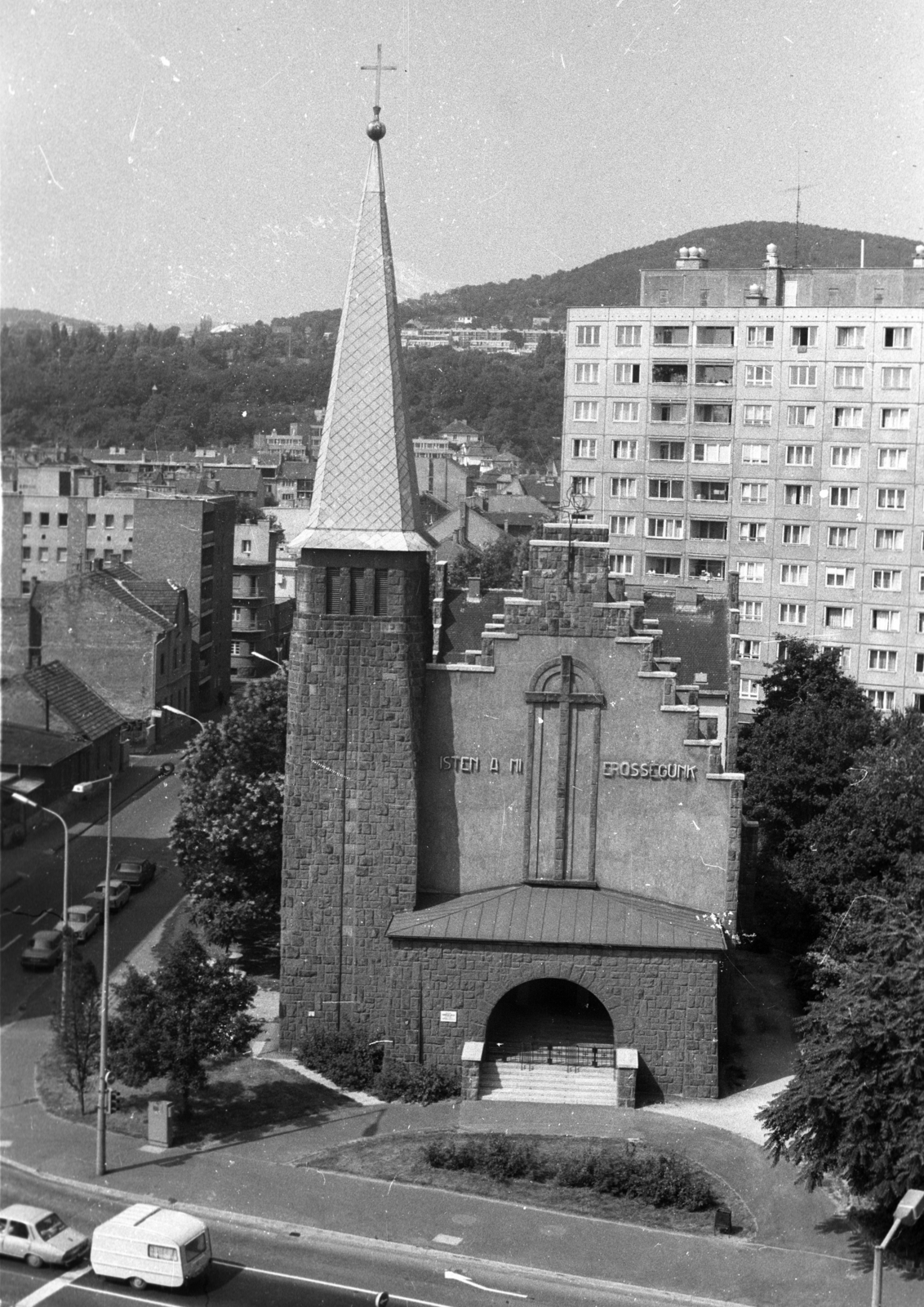Hungary, Óbuda, Budapest III., Dévai Bíró Mátyás tér, evangélikus templom, a Pacsirtamező (Korvin Ottó) utca felől nézve., 1984, Berkó Pál, church, Budapest, Lóránt Friedrich-design, Lutheranism, Fortepan #79151