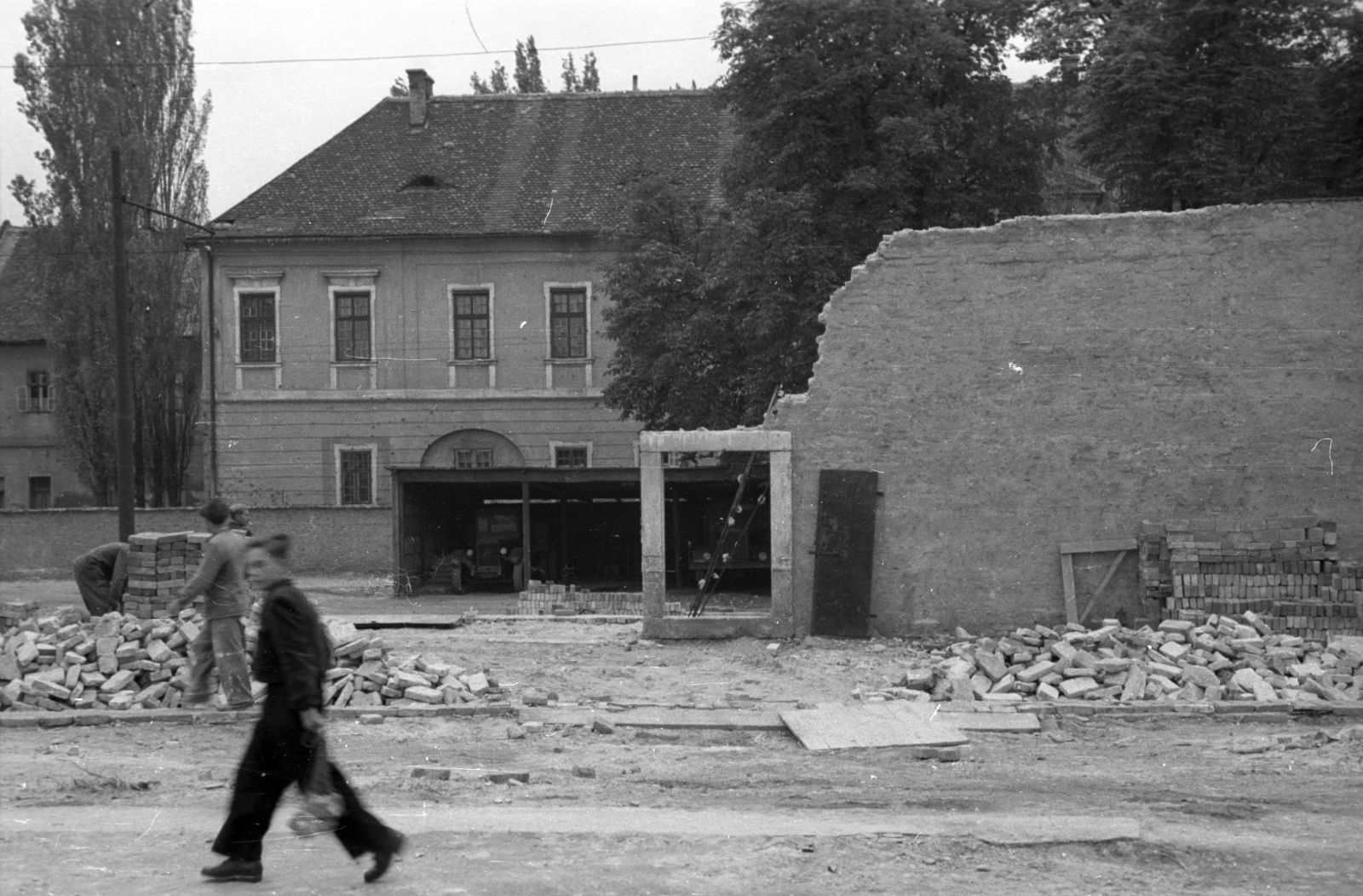 Magyarország, Óbuda, Budapest III., Laktanya utca, háttérben a Zichy-kastély főépülete., 1954, Berkó Pál, Budapest, foghíj telek, Fortepan #79156