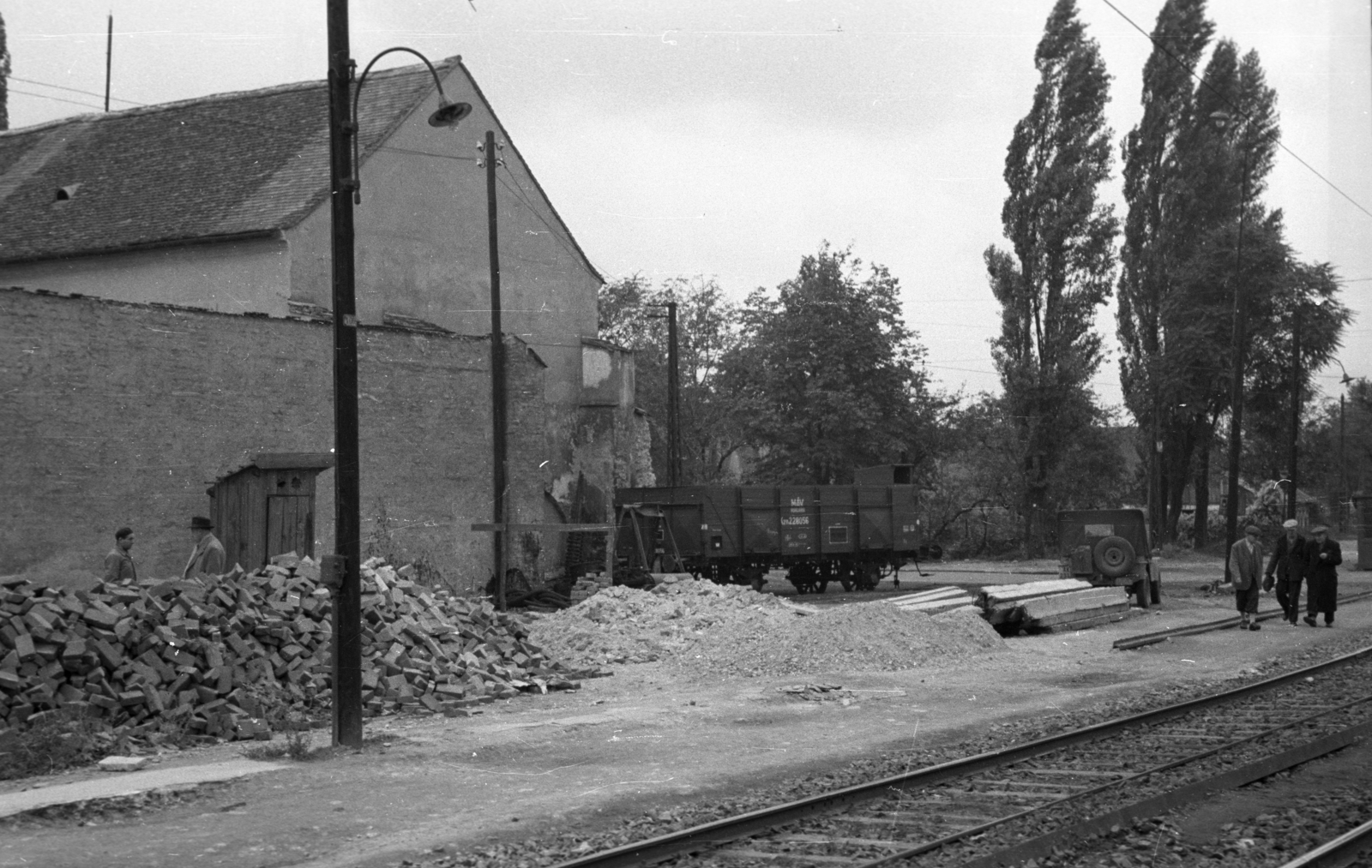 Magyarország, Óbuda, Budapest III., Laktanya utca a Hajógyár utca felé nézve, balra a Zichy-kastély., 1954, Berkó Pál, Budapest, tégla, vagon, Fortepan #79157