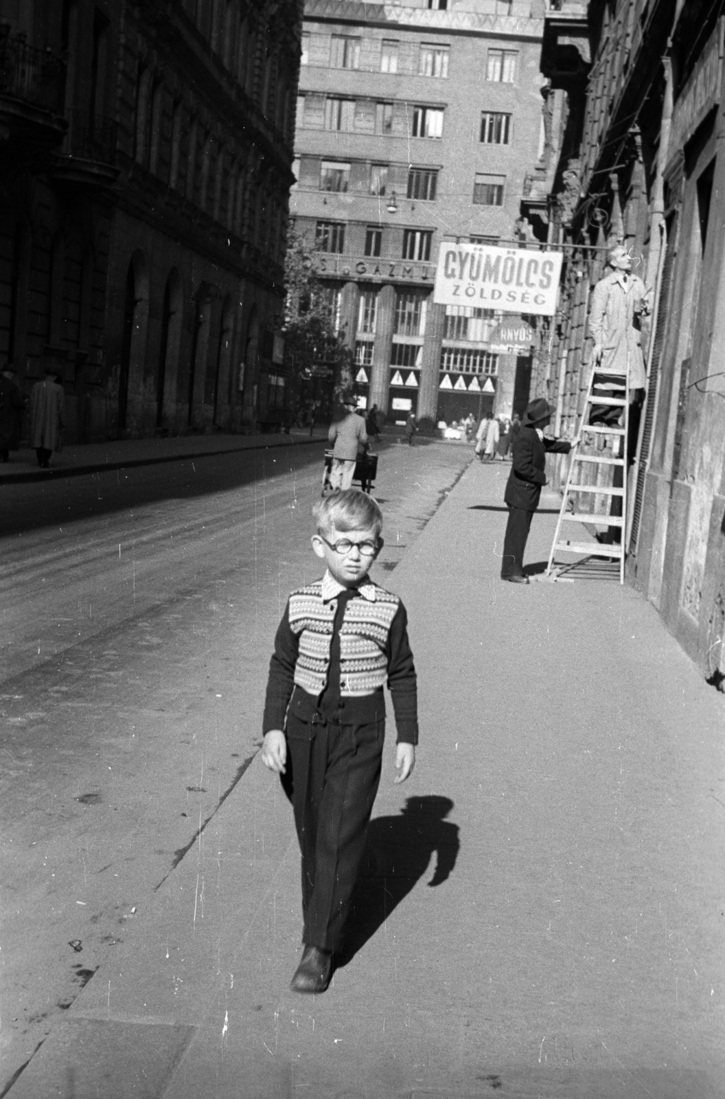 Hungary, Budapest VIII., Szentkirályi utca a Rákóczi út felé nézve., 1955, Berkó Pál, Budapest, greengrocer, sign-board, kid, cardigan, ladder, glasses, Fortepan #79158