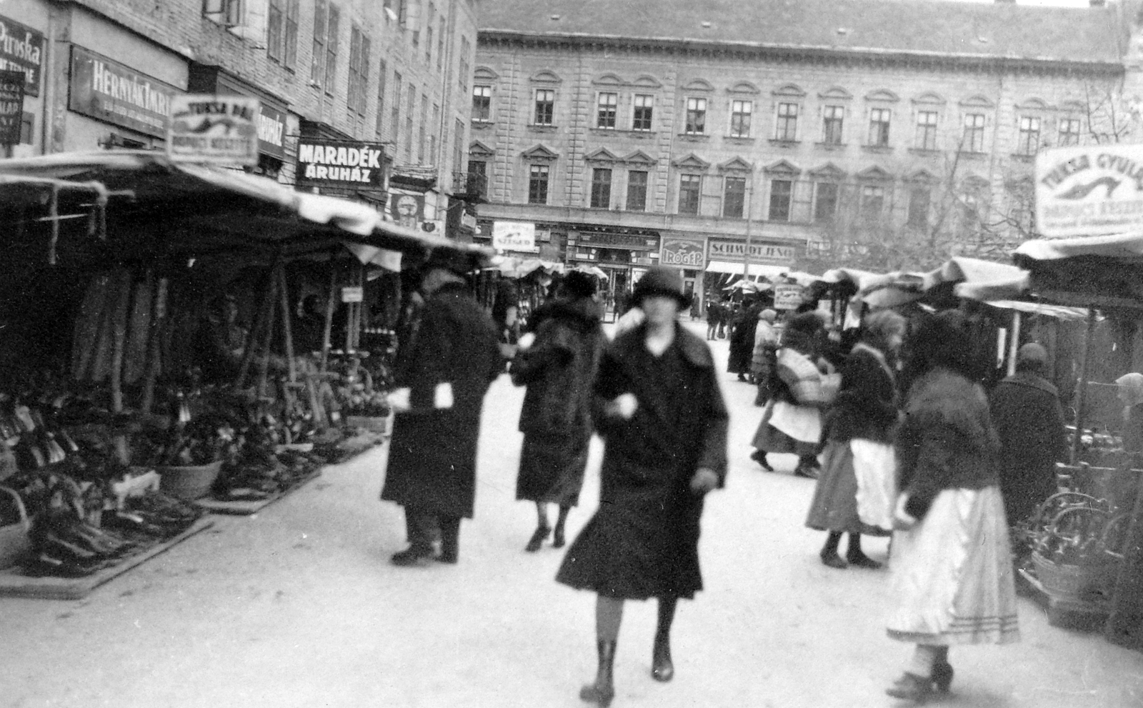 Magyarország, Szeged, Széchenyi tér, a Zsótér-ház előtti szélesebb járda. Szemben a Kossuth Lajos sugárút torkolata., 1929, Fortepan, utcakép, piac, Fortepan #7916