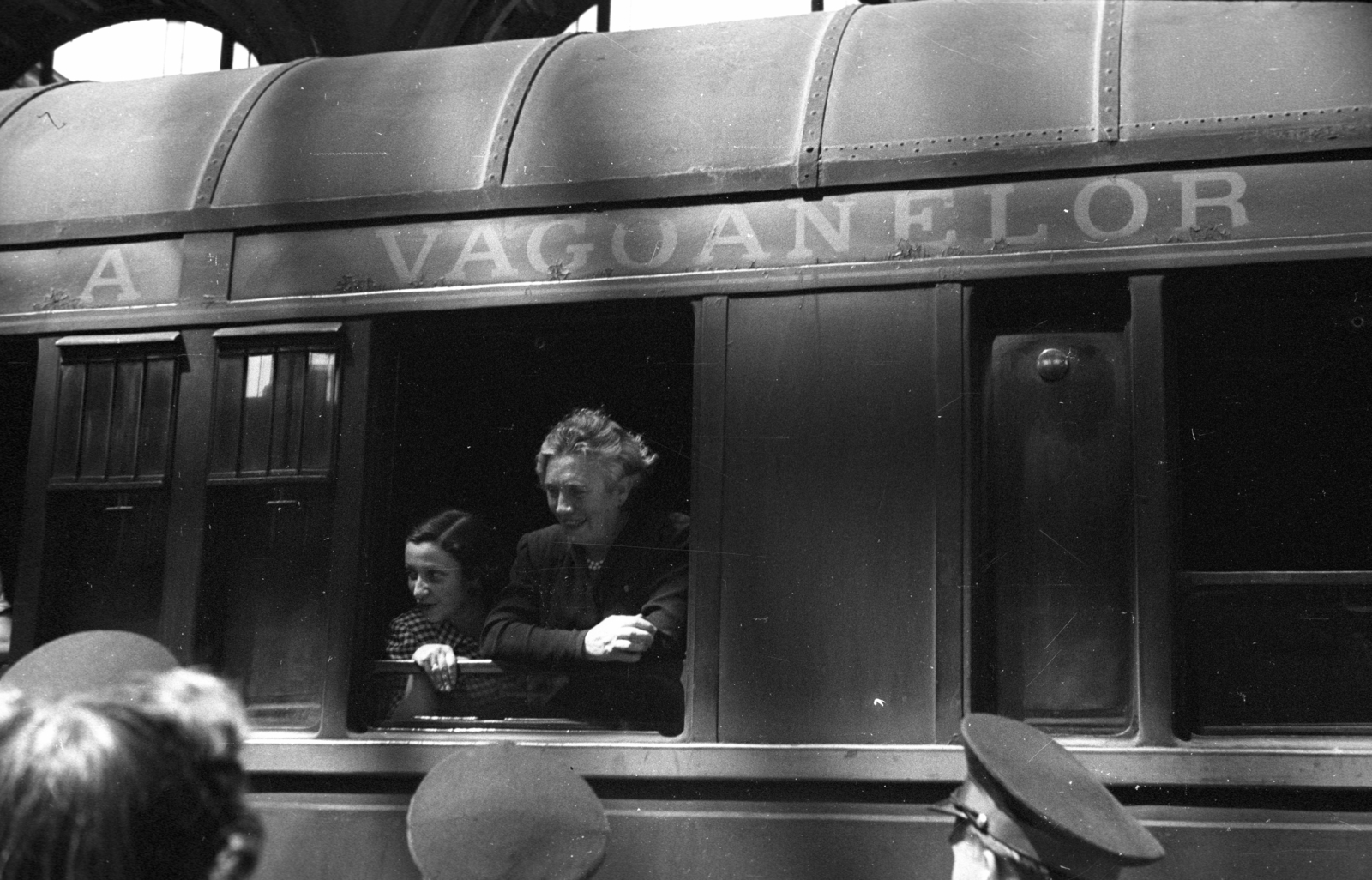 Hungary, Budapest VIII., Keleti pályaudvar, Arlberg-Orient-Express. Az ablakban jobbra Kéthly Anna, a nemzetgyűlés alelnöke, aki szociáldemokrata konferenciára Zürichbe utazik., 1947, Berkó Pál, Budapest, politician, lady, celebrity, Fortepan #79167