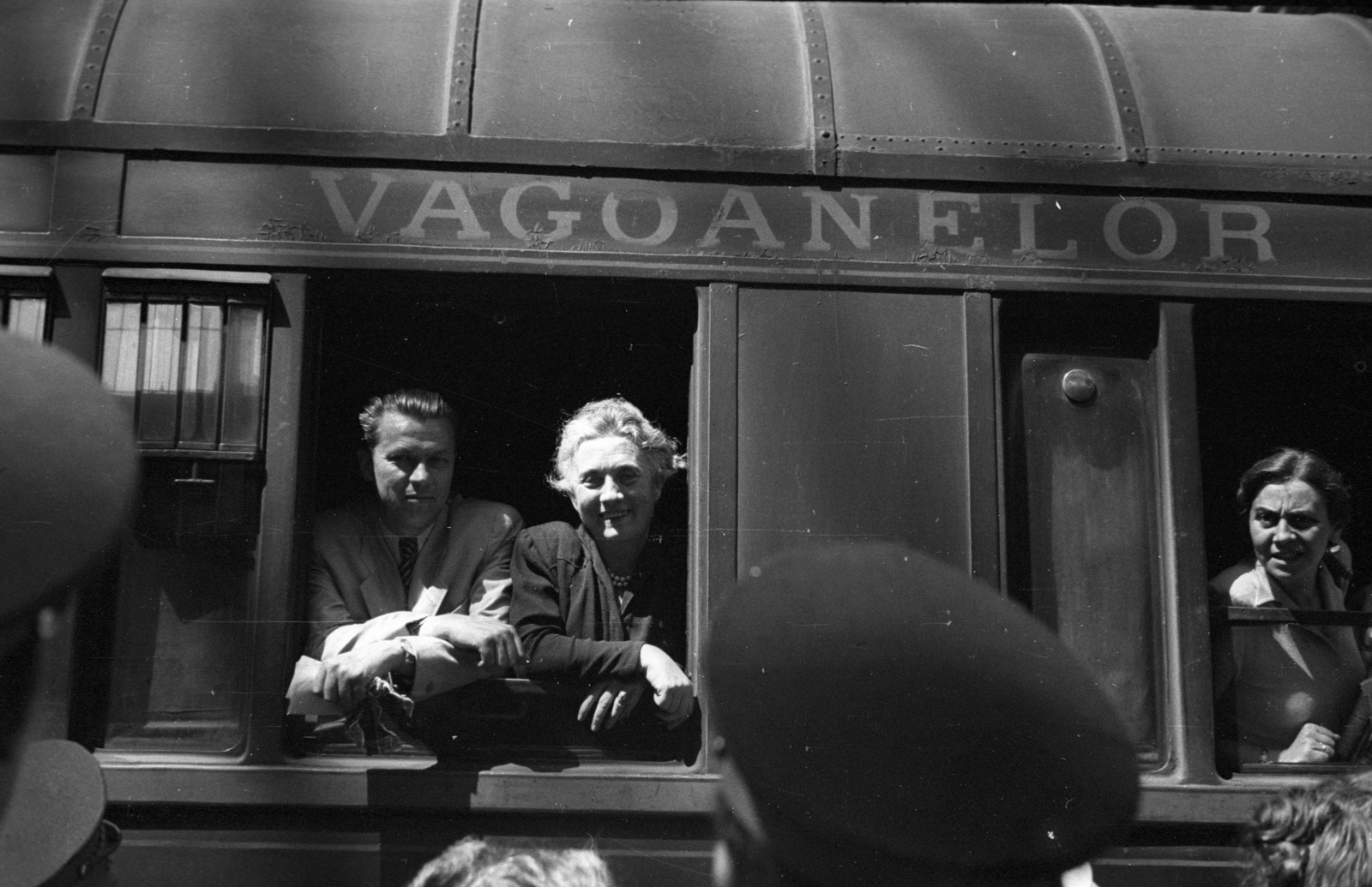 Hungary, Budapest VIII., Keleti pályaudvar, Arlberg-Orient-Express. Balra az ablakban Bán Antal iparügyi miniszter és Kéthly Anna, a nemzetgyűlés alelnöke, akik szociáldemokrata konferenciára Zürichbe utaznak., 1947, Berkó Pál, Budapest, politician, celebrity, Fortepan #79168