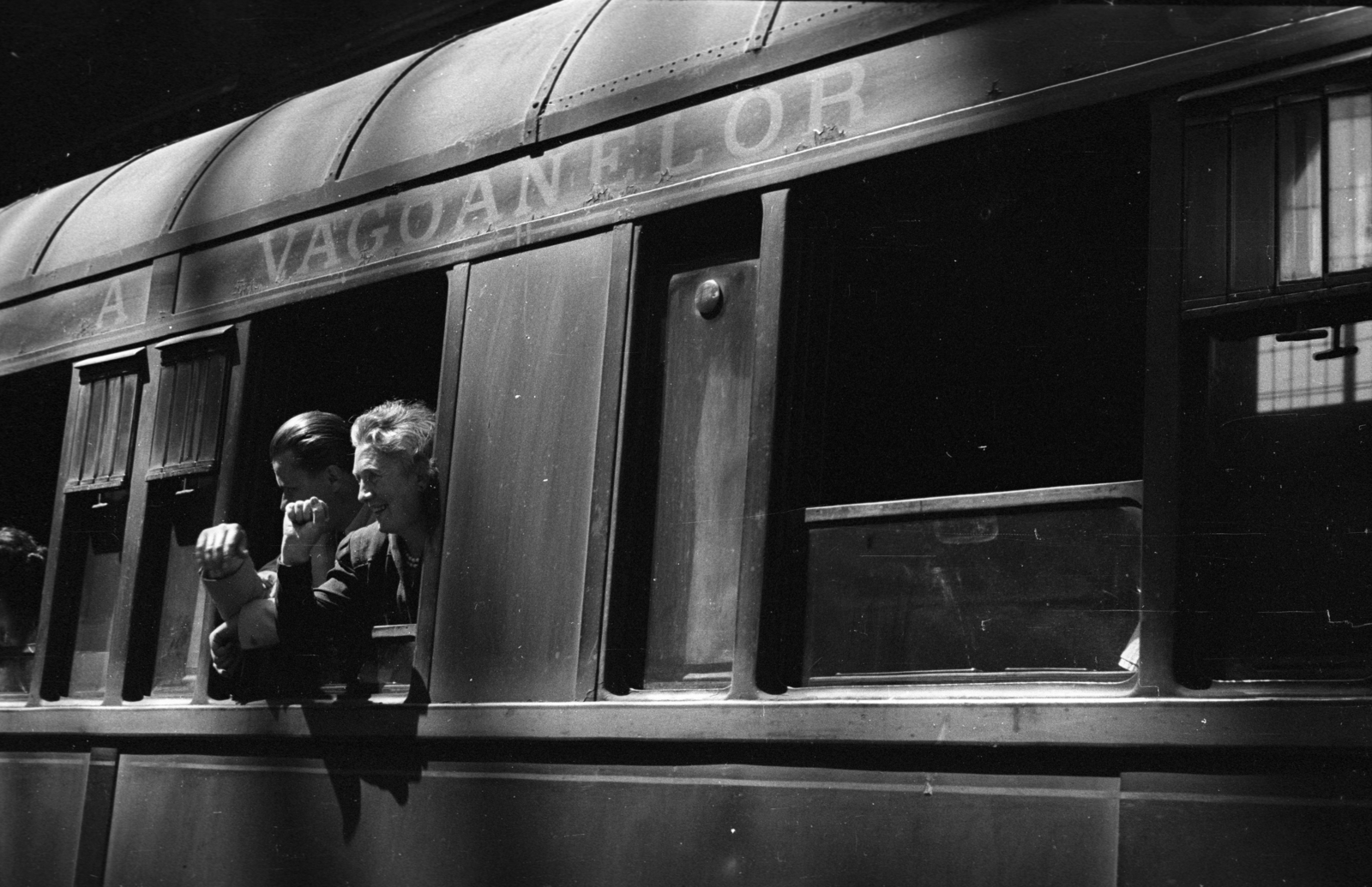 Hungary, Budapest VIII., Keleti pályaudvar, Arlberg-Orient-Express. Balra az ablakban Bán Antal iparügyi miniszter és Kéthly Anna, a nemzetgyűlés alelnöke, akik szociáldemokrata konferenciára Zürichbe utaznak., 1947, Berkó Pál, Budapest, politician, Fortepan #79169