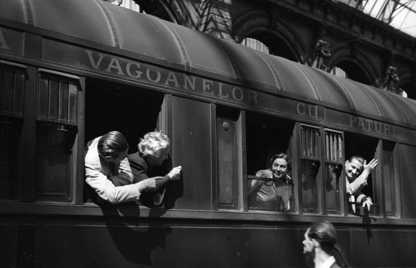 Magyarország, Budapest VIII., Keleti pályaudvar, Arlberg-Orient-Express. Balra az ablakban Bán Antal iparügyi miniszter és Kéthly Anna, a nemzetgyűlés alelnöke, akik szociáldemokrata konferenciára Zürichbe utaznak., 1947, Berkó Pál, ablak, pályaudvar, Budapest, ablakon kihajolni, Fortepan #79170