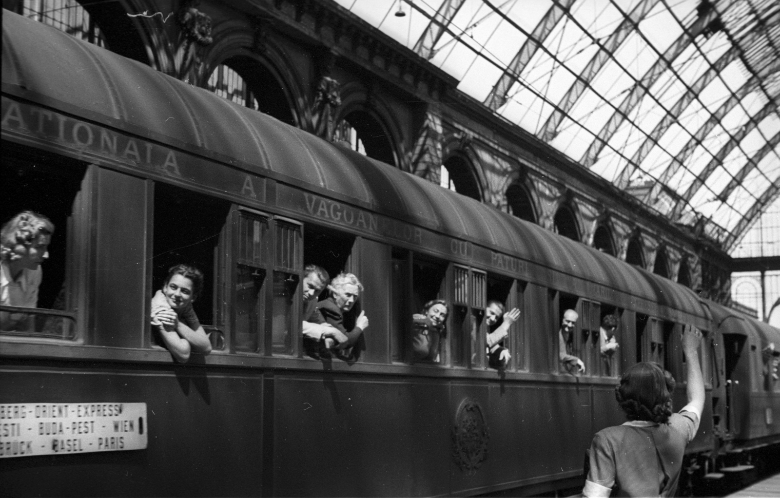 Hungary, Budapest VIII., Keleti pályaudvar, Arlberg-Orient-Express. Balról a harmadik ablakban Bán Antal iparügyi miniszter és Kéthly Anna, a nemzetgyűlés alelnöke, akik szociáldemokrata konferenciára Zürichbe utaznak., 1947, Berkó Pál, Budapest, politician, wave, celebrity, village fair, leaning out of the window, Fortepan #79171