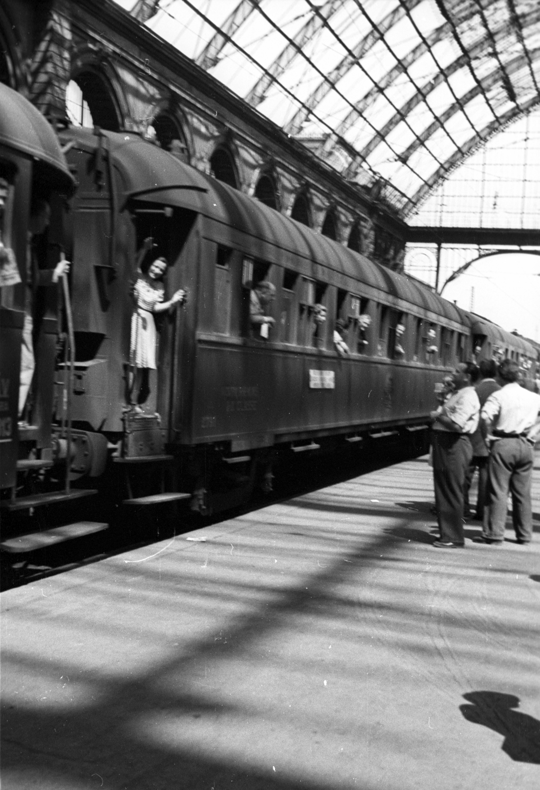 Magyarország, Budapest VIII., Keleti pályaudvar, Arlberg-Orient-Express. A felvétel Bán Antal iparügyi miniszter és Kéthly Anna, a nemzetgyűlés alelnökének Zürichbe utazása alkalmával készült., 1947, Berkó Pál, Budapest, Fortepan #79172