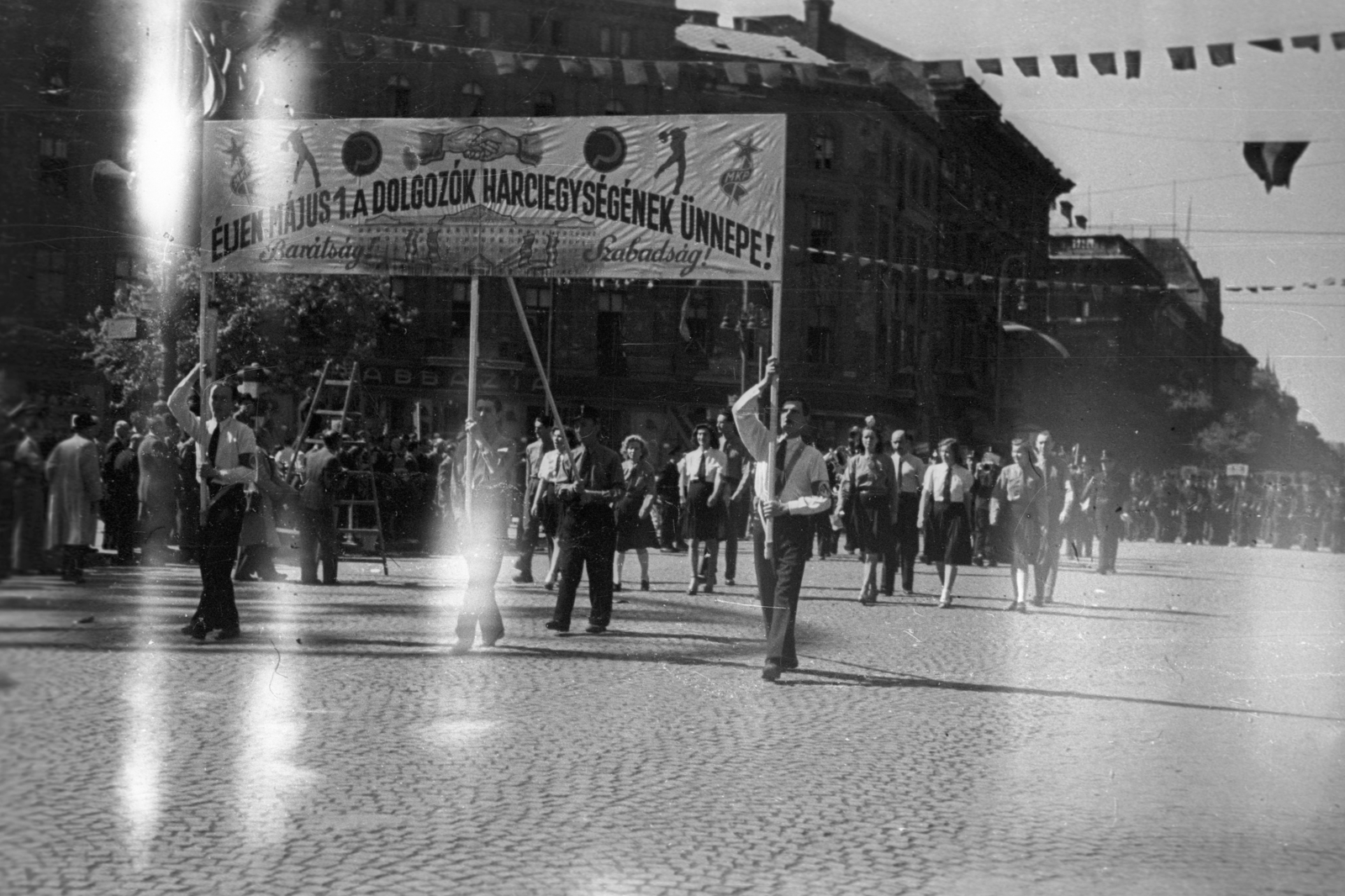 Magyarország, Budapest VI., Oktogon, május 1-i ünnepség felvonulói. Szemben az Andrássy út a Jókai tér felé nézve., 1946, Berkó Pál, zászló, utcakép, életkép, politikai dekoráció, felvonulás, transzparens, Budapest, Fortepan #79186