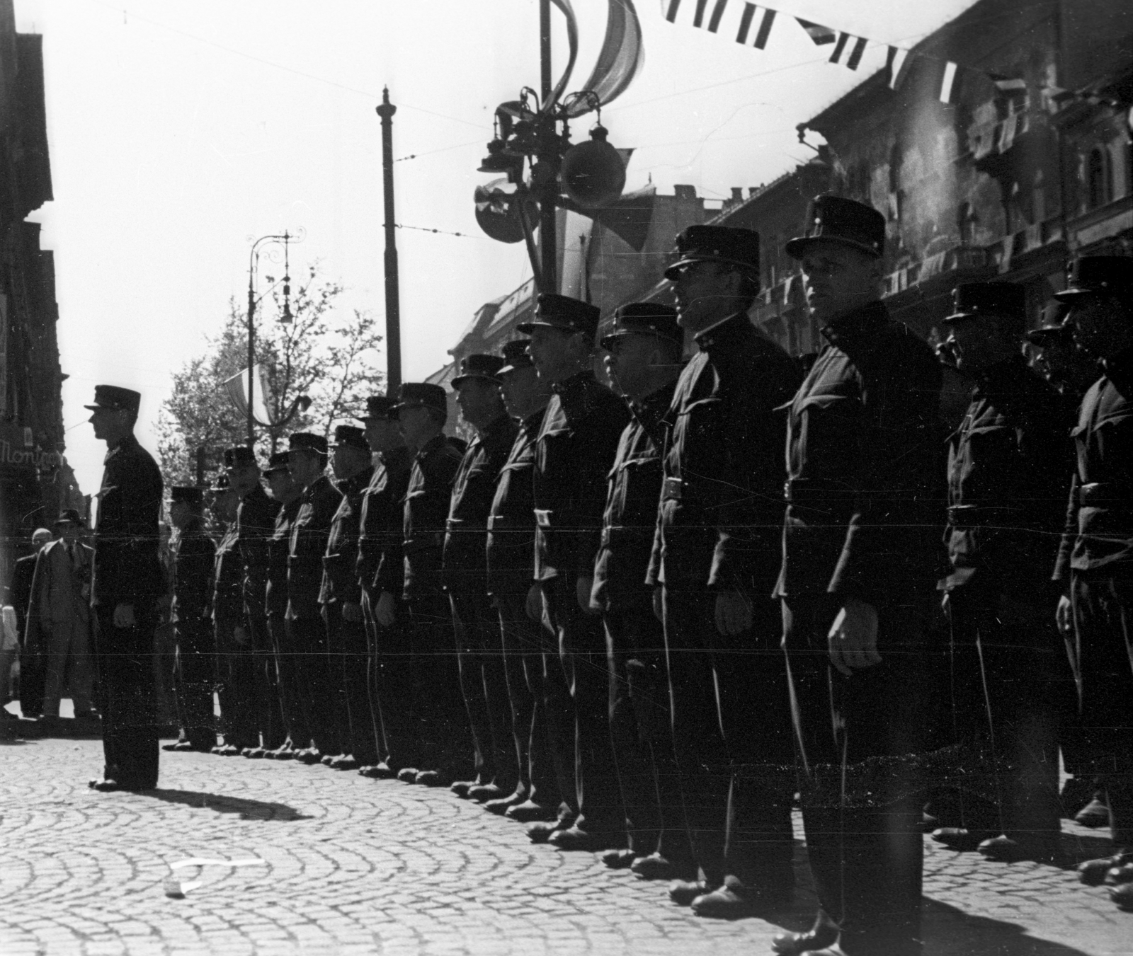 Magyarország, Budapest VI., Oktogon, május 1-i ünnepség felvonulói., 1946, Berkó Pál, Budapest, rendőr, Fortepan #79187