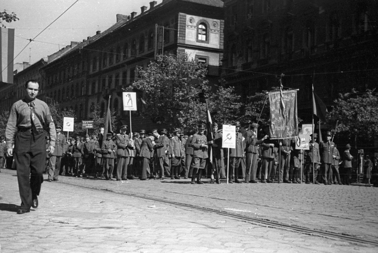 Magyarország, Budapest VI., Teréz körút az Oktogon felől az Aradi utca felé nézve, május 1-i ünnepség felvonulói., 1946, Berkó Pál, Budapest, tömeg, transzparens, katonaság, karszalag, Fortepan #79189