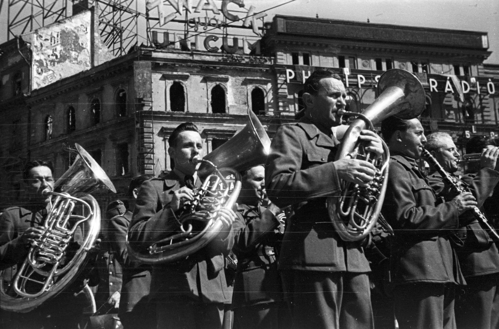Magyarország, Budapest VI., Oktogon, május 1-i ünnepség felvonulói., 1946, Berkó Pál, reklám, fúvószenekar, épületkár, Zwack Unicum, Philips-márka, Budapest, Fortepan #79190