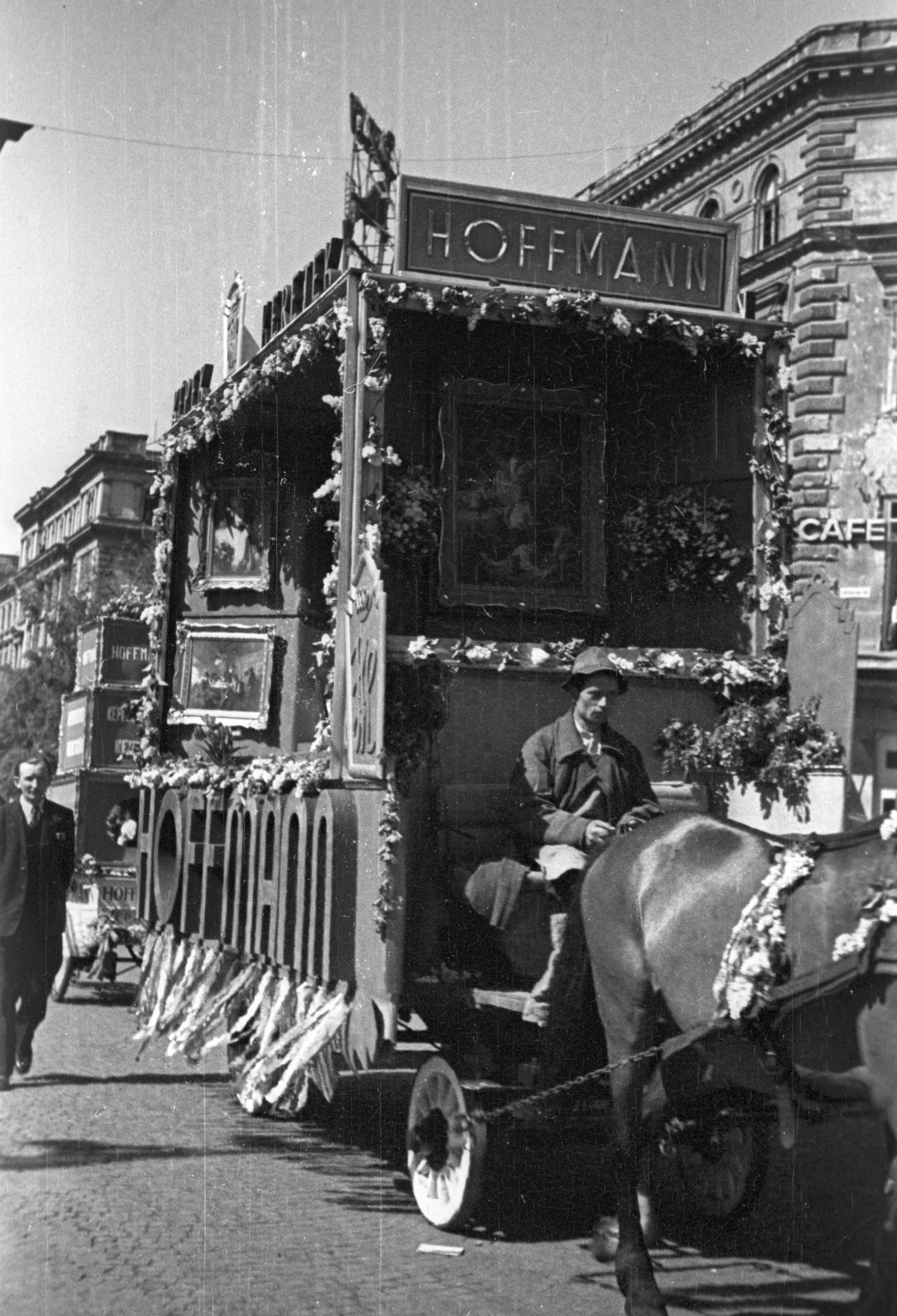 Magyarország, Budapest VI., Oktogon, május 1-i ünnepség felvonulói., 1946, Berkó Pál, Budapest, pódiumautó, Fortepan #79191