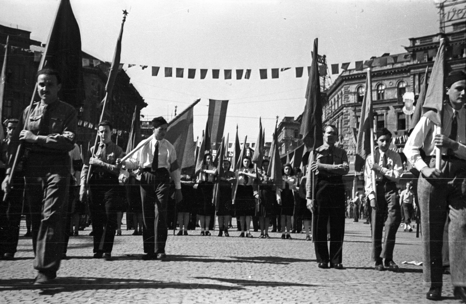 Magyarország, Budapest VI., Oktogon, május 1-i ünnepség felvonulói., 1946, Berkó Pál, Budapest, zászló, egyenruha, Fortepan #79193