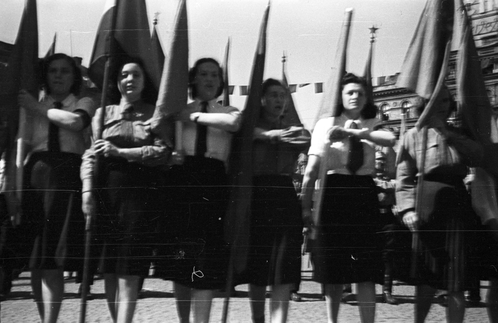 Magyarország, Budapest VI., Oktogon, május 1-i ünnepség felvonulói., 1946, Berkó Pál, Budapest, nők, zászló, egyenruha, Fortepan #79194