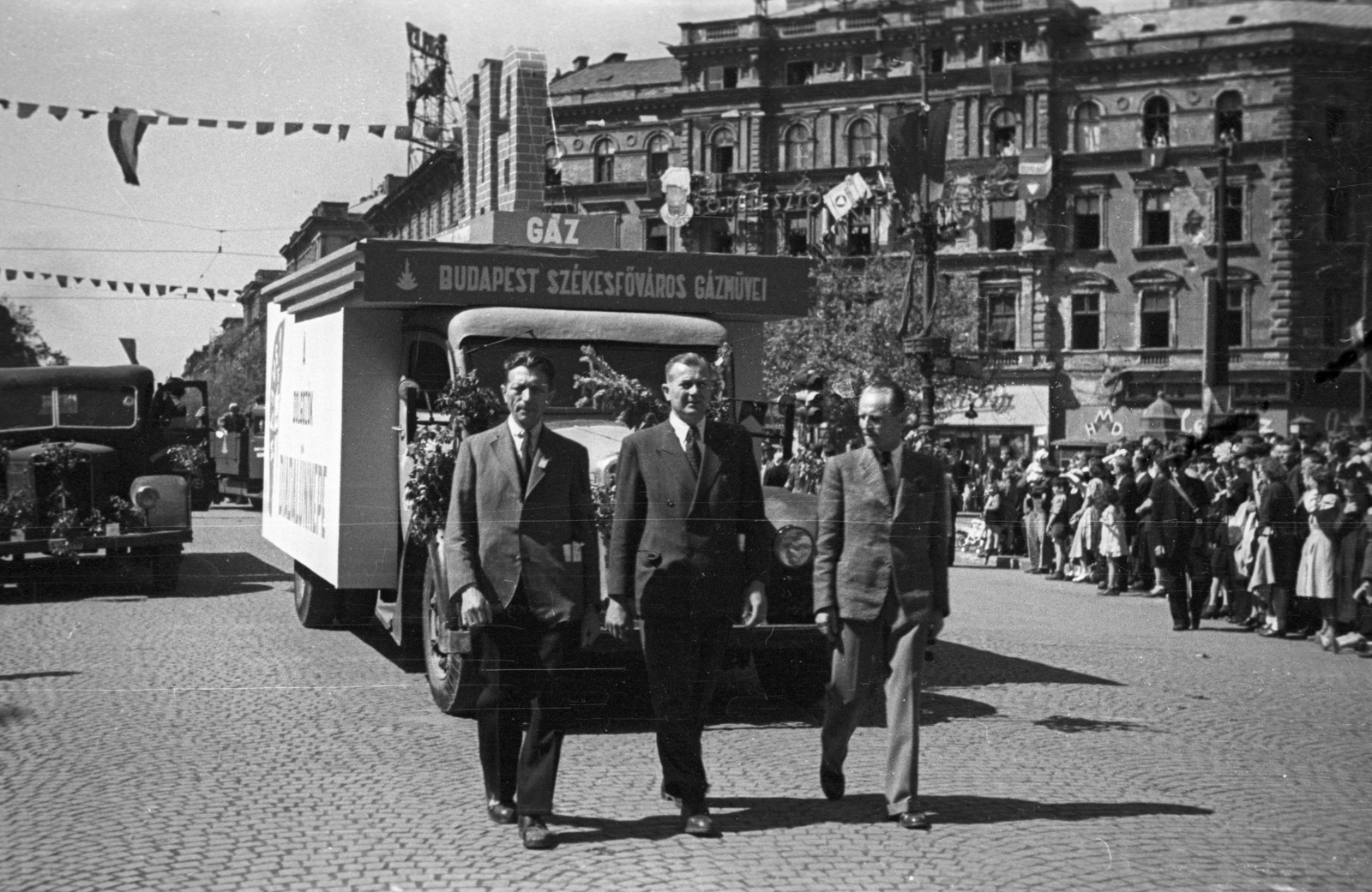 Magyarország, Budapest VI., Oktogon, május 1-i ünnepség felvonulói., 1946, Berkó Pál, május 1, Budapest, pódiumautó, Fortepan #79201