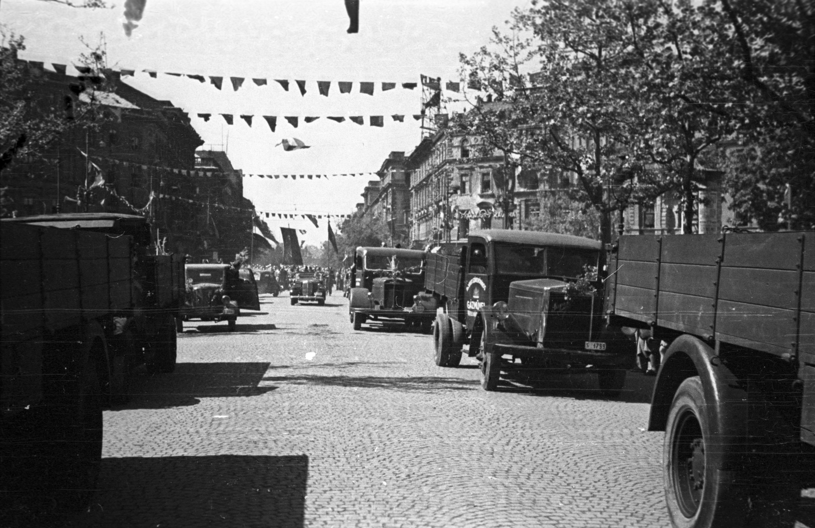 Magyarország, Budapest VI., Andrássy út az Oktogon felé nézve. A Budapest Székesfőváros Gázmüvei teherautóinak felvonulása a május 1-i ünnepség alkalmával., 1946, Berkó Pál, zászló, utcakép, MÁVAG-márka, május 1, kockakő, Rába Super, Budapest, Fortepan #79202