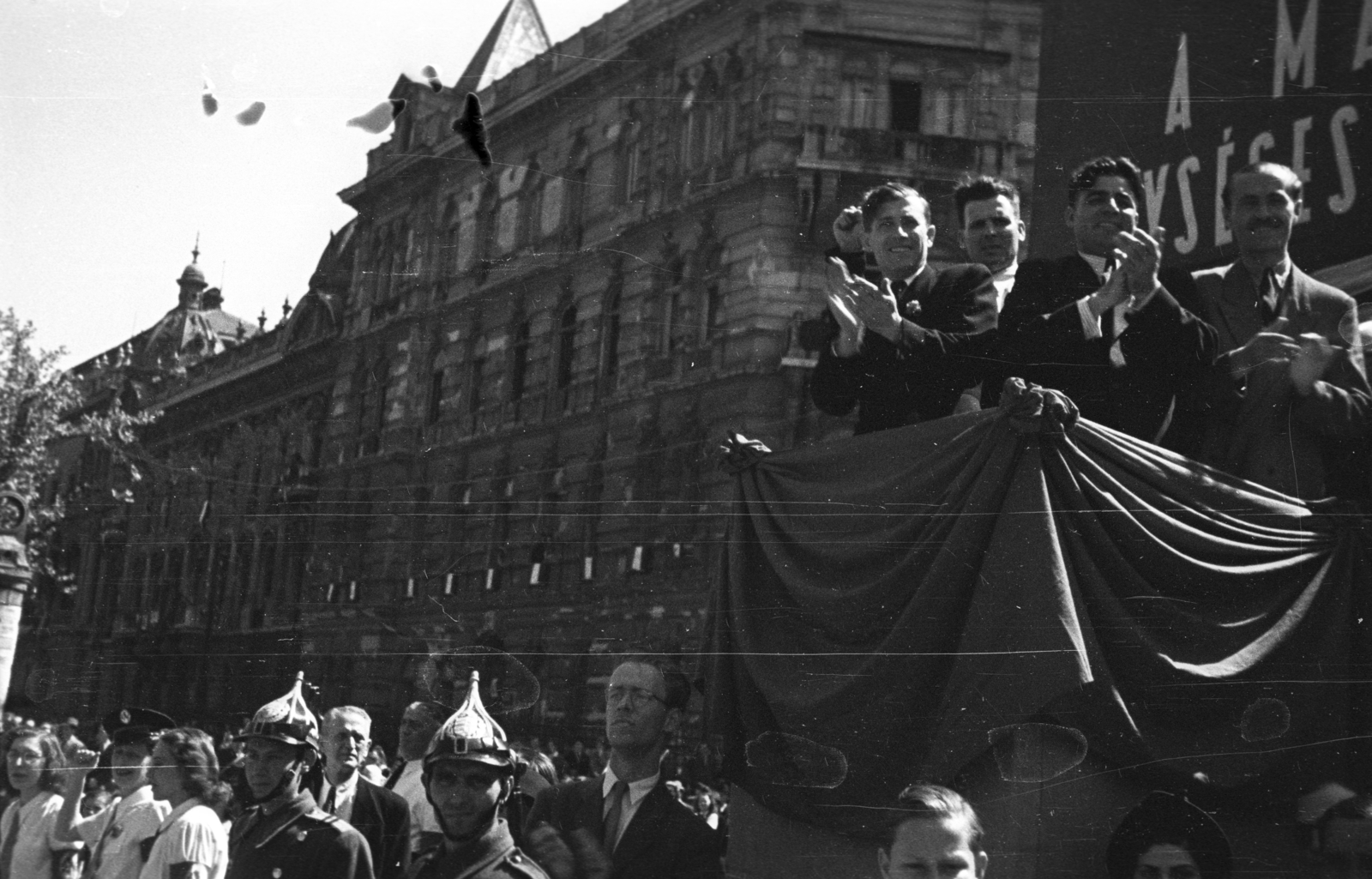 Hungary, Budapest VI., Andrássy út, Kodály körönd (Körönd), május 1-i ünnepség. A tribünön elöl bal szélen Kossa István., 1946, Berkó Pál, cop, 1st of May parade, Budapest, Fortepan #79207