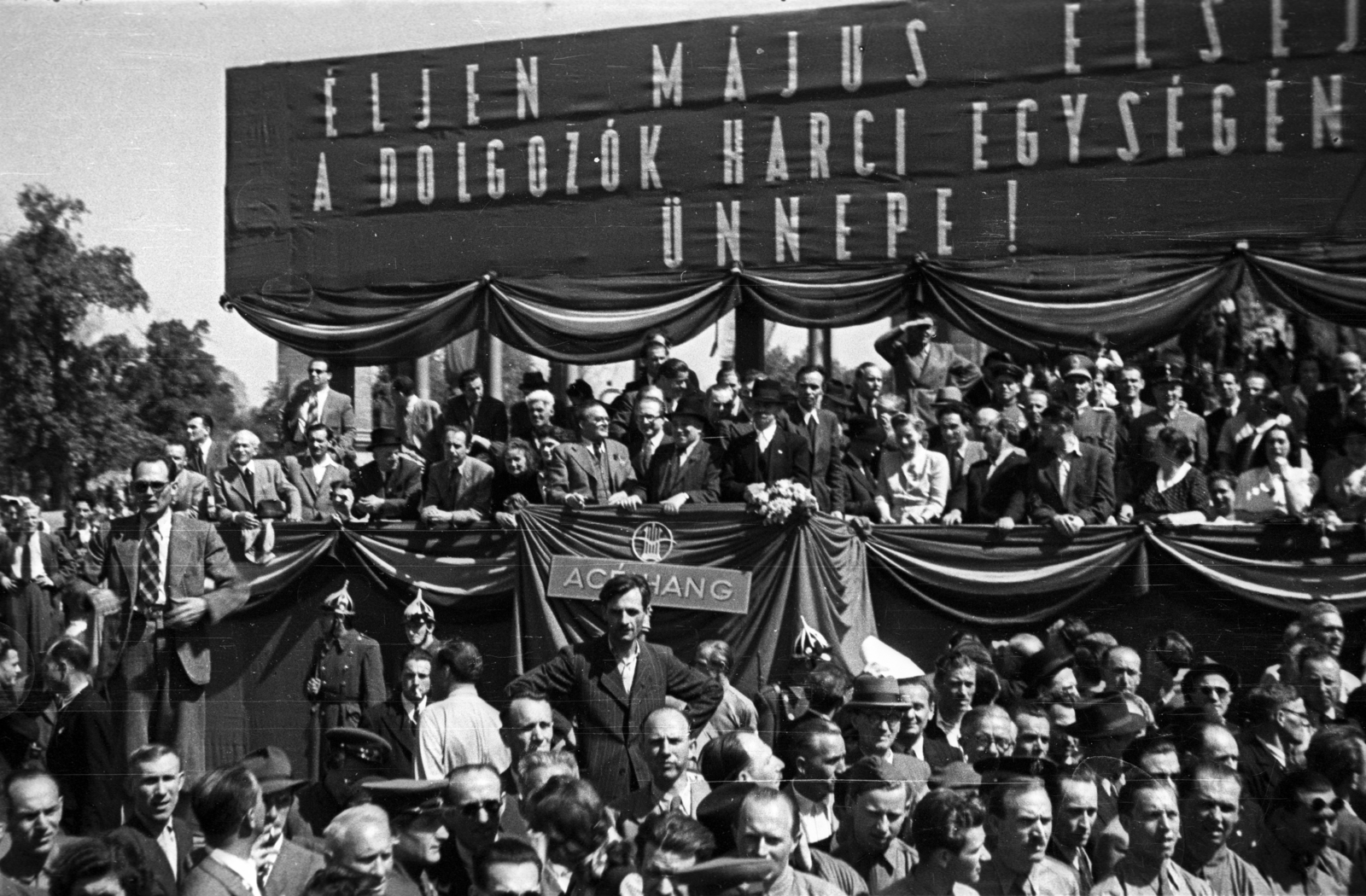 Magyarország, Budapest XIV., Hősök tere, május 1-i ünnepség. A tribünön elöl középen Rákosi Mátyás, tőle balra Szakasits Árpád, jobbra Veres Péter, Rajk László, Ratkó Anna, Nagy Imre, Kovács István., 1946, Berkó Pál, miniszter, Budapest, politikus, jelmondat, Fortepan #79209