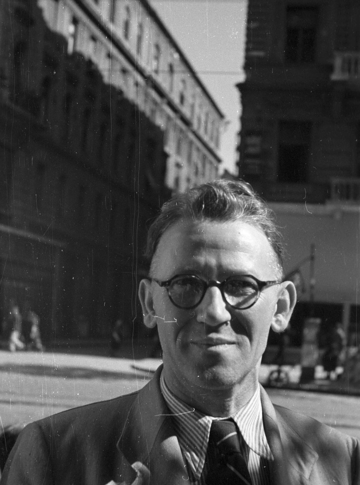 Hungary, Budapest VIII., Rákóczi út, háttérben a Szentkirályi utca torkolata., 1955, Berkó Pál, Budapest, man, tie, glasses, Fortepan #79224