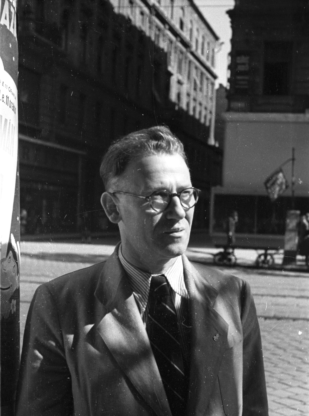 Hungary, Budapest VIII., Rákóczi út, háttérben a Szentkirályi utca torkolata., 1955, Berkó Pál, Budapest, suit, man, tie, sunshine, glasses, Fortepan #79225