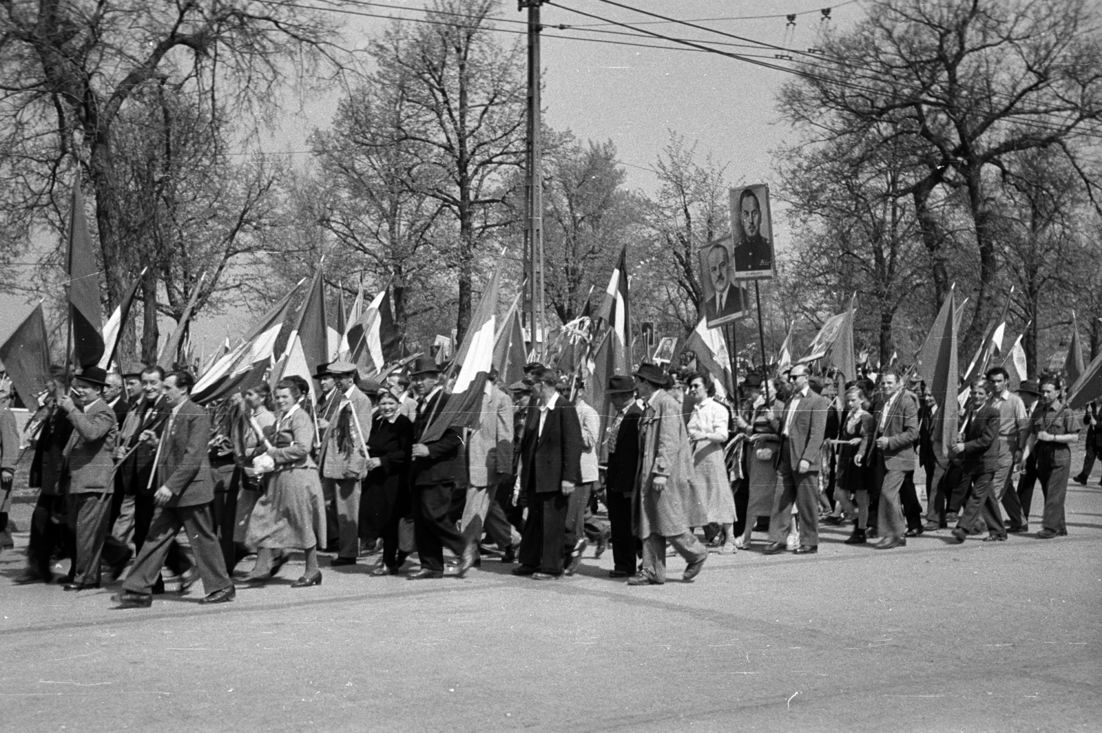 Magyarország, Budapest XIV., Ajtósi Dürer sor, május 1-i ünnepség felvonulói., 1955, Berkó Pál, felvonulás, Budapest, Fortepan #79227