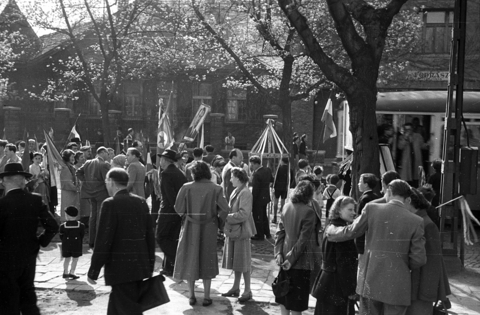 Magyarország, Budapest XIV., Thököly út a Kövér Lajos utca és a Nagy Lajos király útja között, háttérben a 169. és 167., 1955, Berkó Pál, felvonulás, Budapest, Fortepan #79232