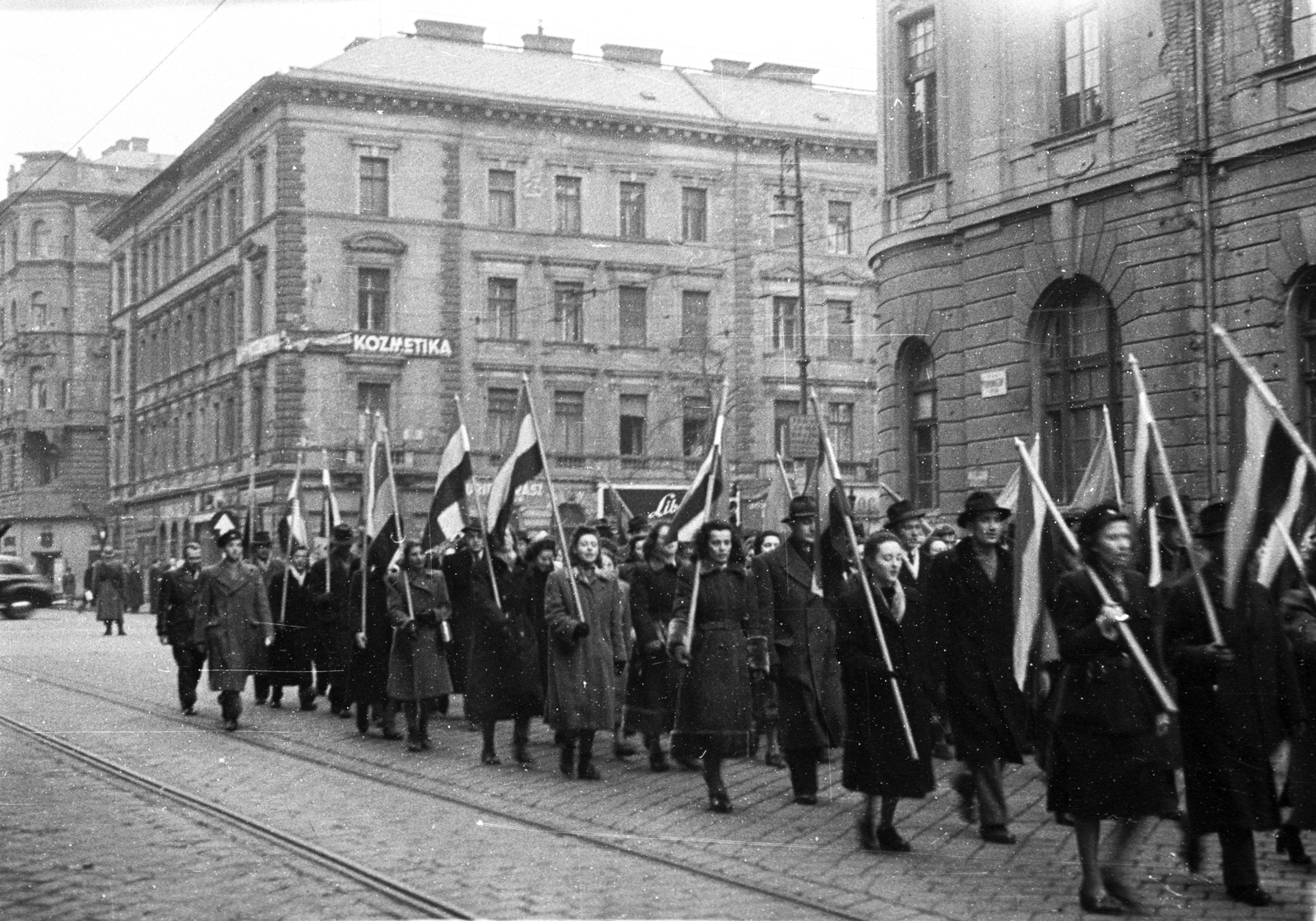 Hungary, Budapest VI., Podmaniczky utca a Kármán utca felől a Teréz körút kereszteződése felé nézve., 1947, Berkó Pál, Budapest, march, flag, Fortepan #79237