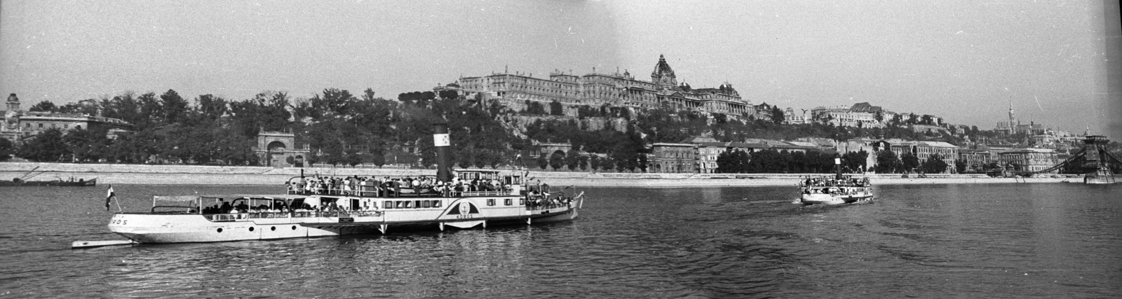 Hungary, Budapest I., budai panorámakép a pesti oldalról, két képből összerakva. Középen a Királyi Palota (később Budavári Palota), előtérben a Körös személyhajó kétszer., 1947, Berkó Pál, ship, wrecked bridge, steamboat, Danube, Kőrös/Verecke ship, panoramic photography, Budapest, suspension bridge, William Tierney Clark-design, Fortepan #79243