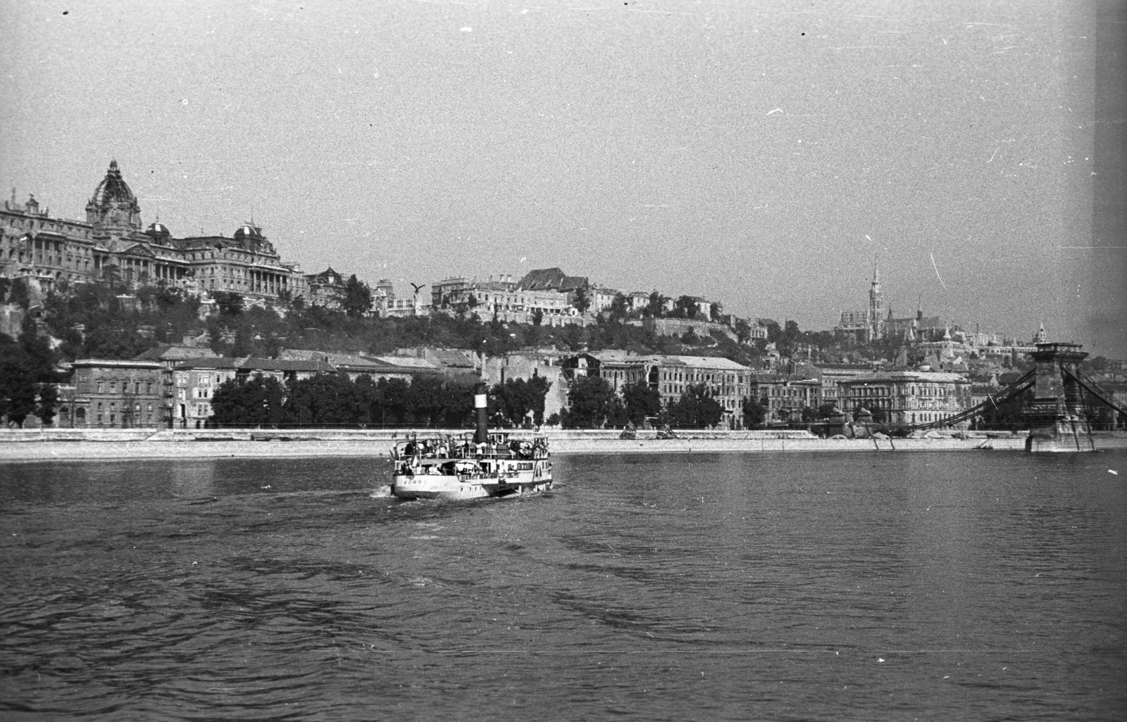 Magyarország, Budapest I., a budai Vár és a lerombolt Széchenyi Lánchíd Pestről nézve. Előtérben a Körös személyhajó., 1947, Berkó Pál, hajó, hídroncs, gőzhajó, Duna, lapátkerekes hajó, Kőrös/Verecke hajó, Budapest, függőhíd, William Tierney Clark-terv, Fortepan #79245