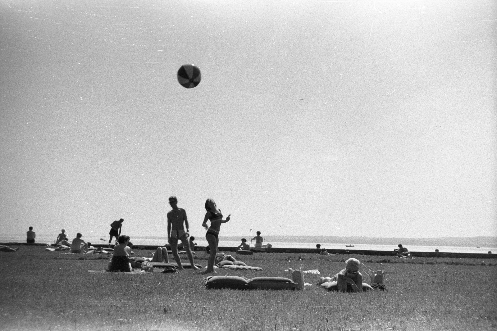 Hungary,Lake Balaton, Keszthely, Helikon strand., 1965, Berkó Pál, beach, Fortepan #79250