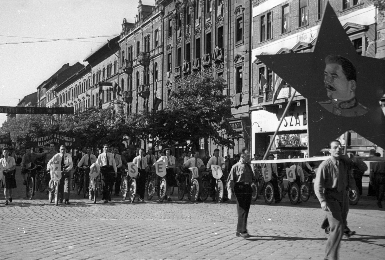 Magyarország, Budapest VIII., József körút a Népszínház utca torkolatától nézve. Május 1-i felvonulás., 1946, Berkó Pál, kerékpár, május 1, Sztálin ábrázolás, Budapest, Fortepan #79255